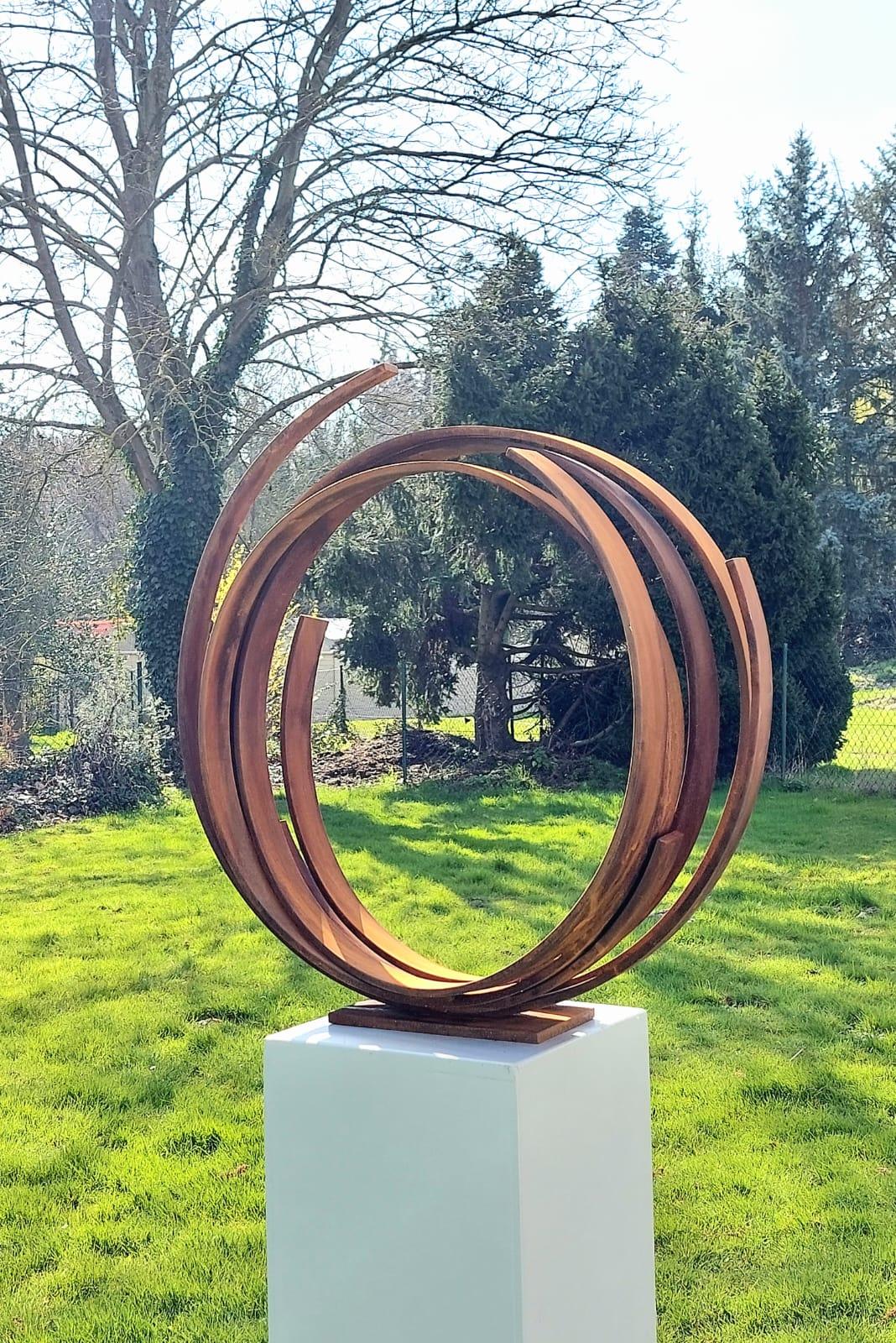 Contemporary rusted steel sculpture for inside or garden outdoor spaces.

Beautiful circle - sign for infinity. Stunning large artwork. Possible to put on a pedestal or directly on to the ground.
This artwork takes around 3 weeks to be packed and