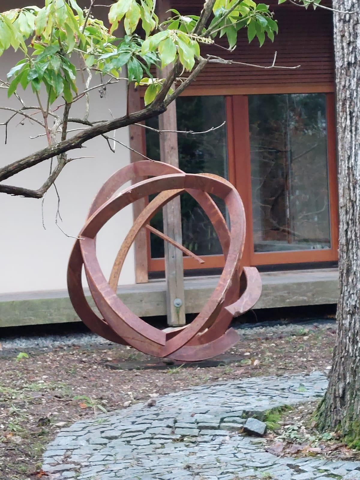 Órbita de acero de Kuno Vollet - Escultura contemporánea de acero oxidado para exteriores en venta 1