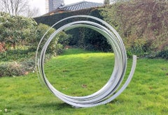 Timeless Orbit - Scultura contemporanea in alluminio argentato per esterni