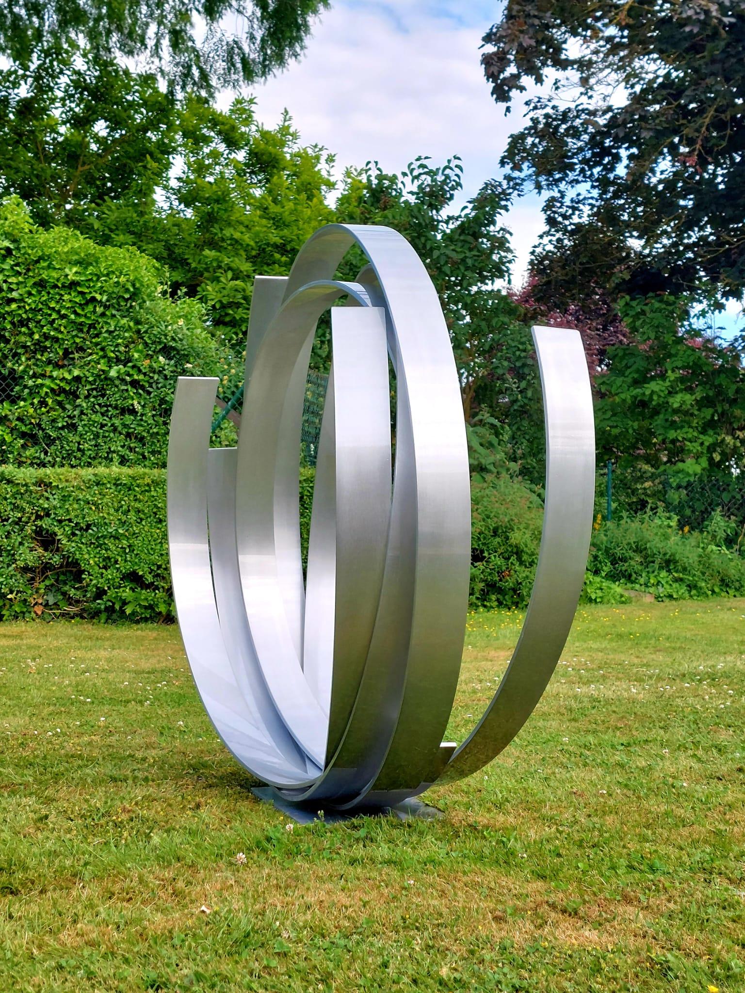 Timeless Orbit - Zeitgenössische Aluminiumskulptur in Silber für den Außenbereich (Abstrakt), Sculpture, von Kuno Vollet