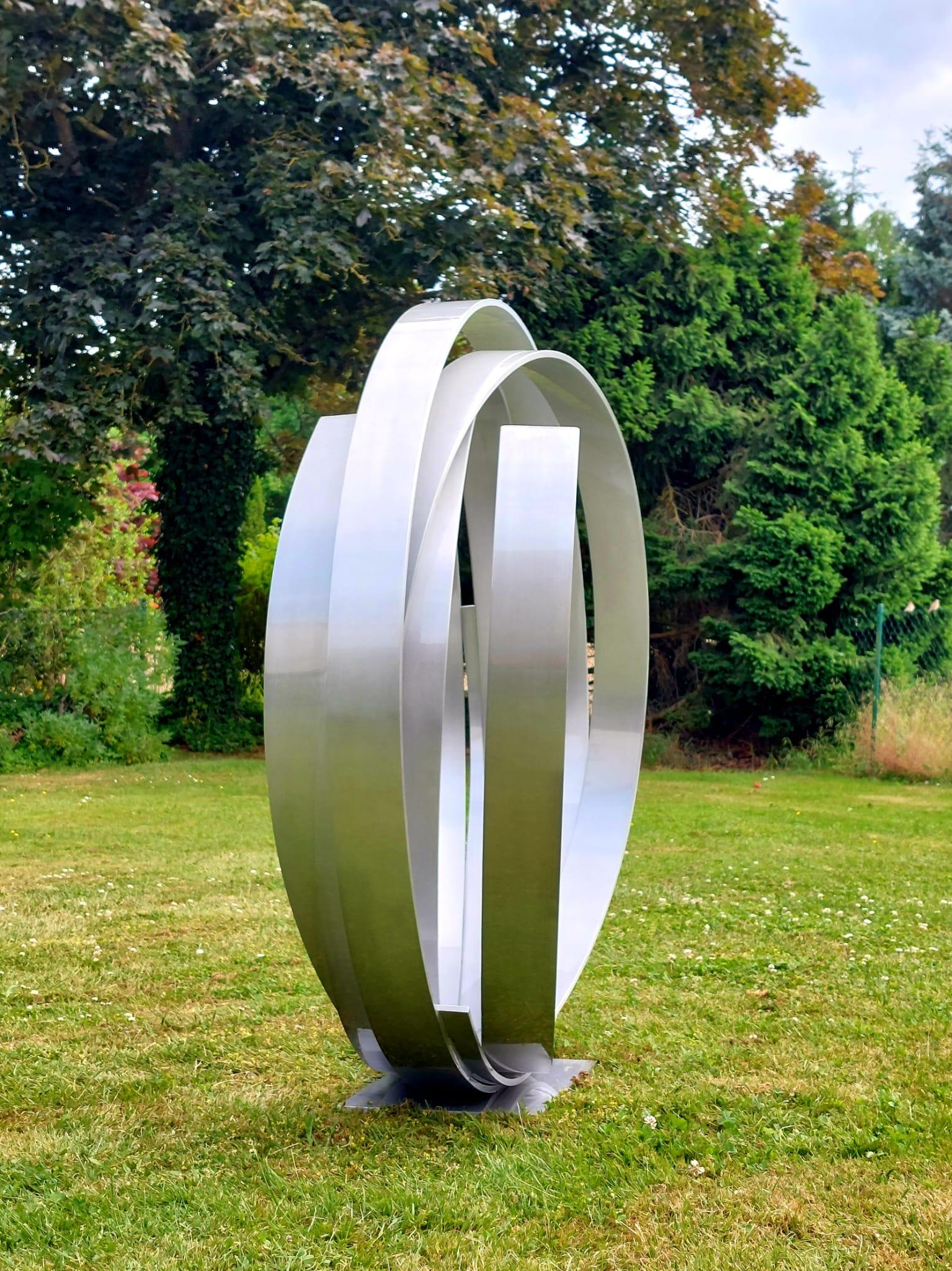 Escultura contemporánea muy grande de aluminio con recubrimiento en polvo para interiores o exteriores de jardín.
Hermosas danzas en espiral y entrelazamientos.

Se trata de una escultura a gran escala para exterior o interior fabricada en aluminio