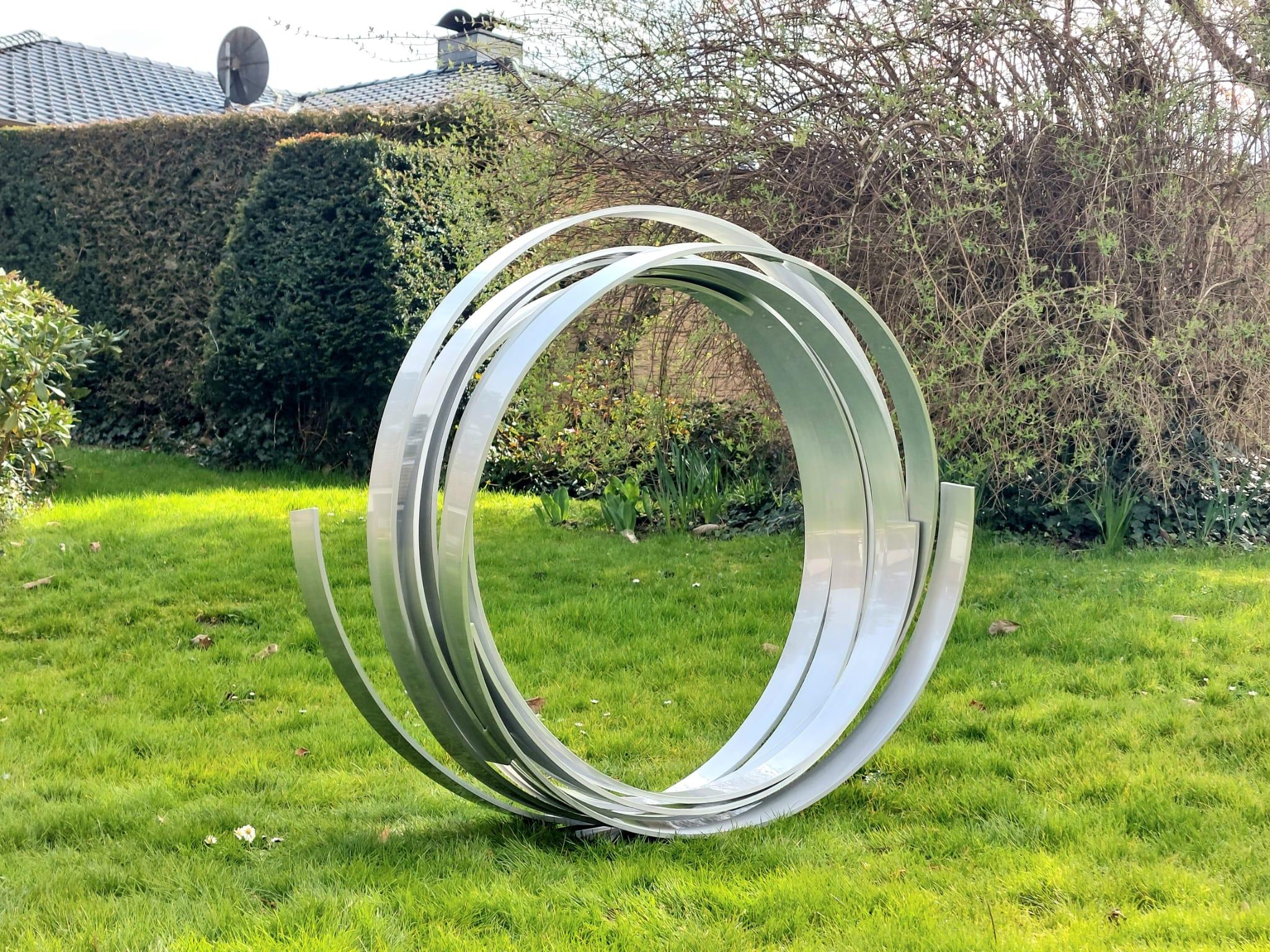 Timeless Orbit - Silver Contemporary Aluminum sculpture for Outdoors - Sculpture Astratto di Kuno Vollet