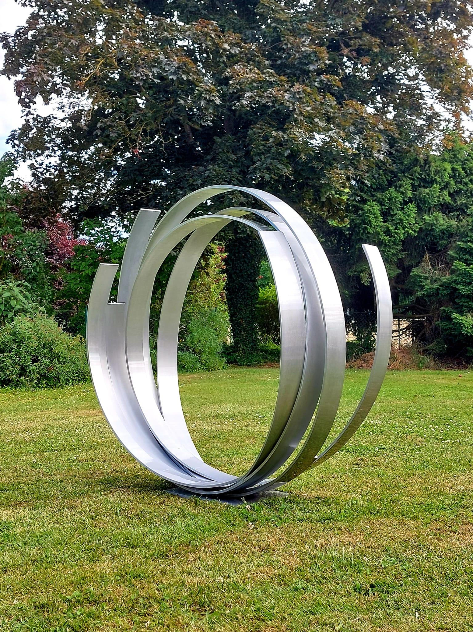 Timeless Orbit - Zeitgenössische Aluminiumskulptur in Silber für den Außenbereich im Angebot 1