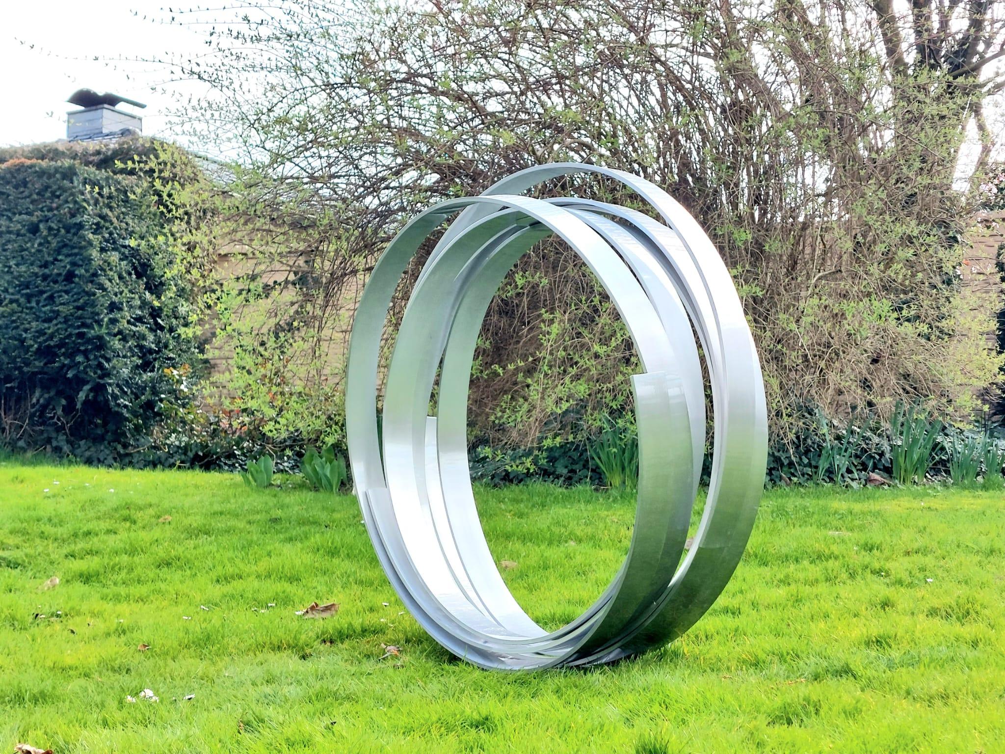 Timeless Orbit - Silver Contemporary Aluminum sculpture for Outdoors For Sale 1