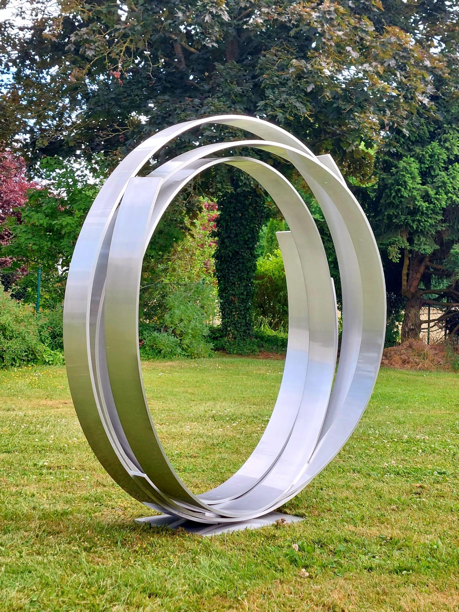 Timeless Orbit - Zeitgenössische Aluminiumskulptur in Silber für den Außenbereich im Angebot 2