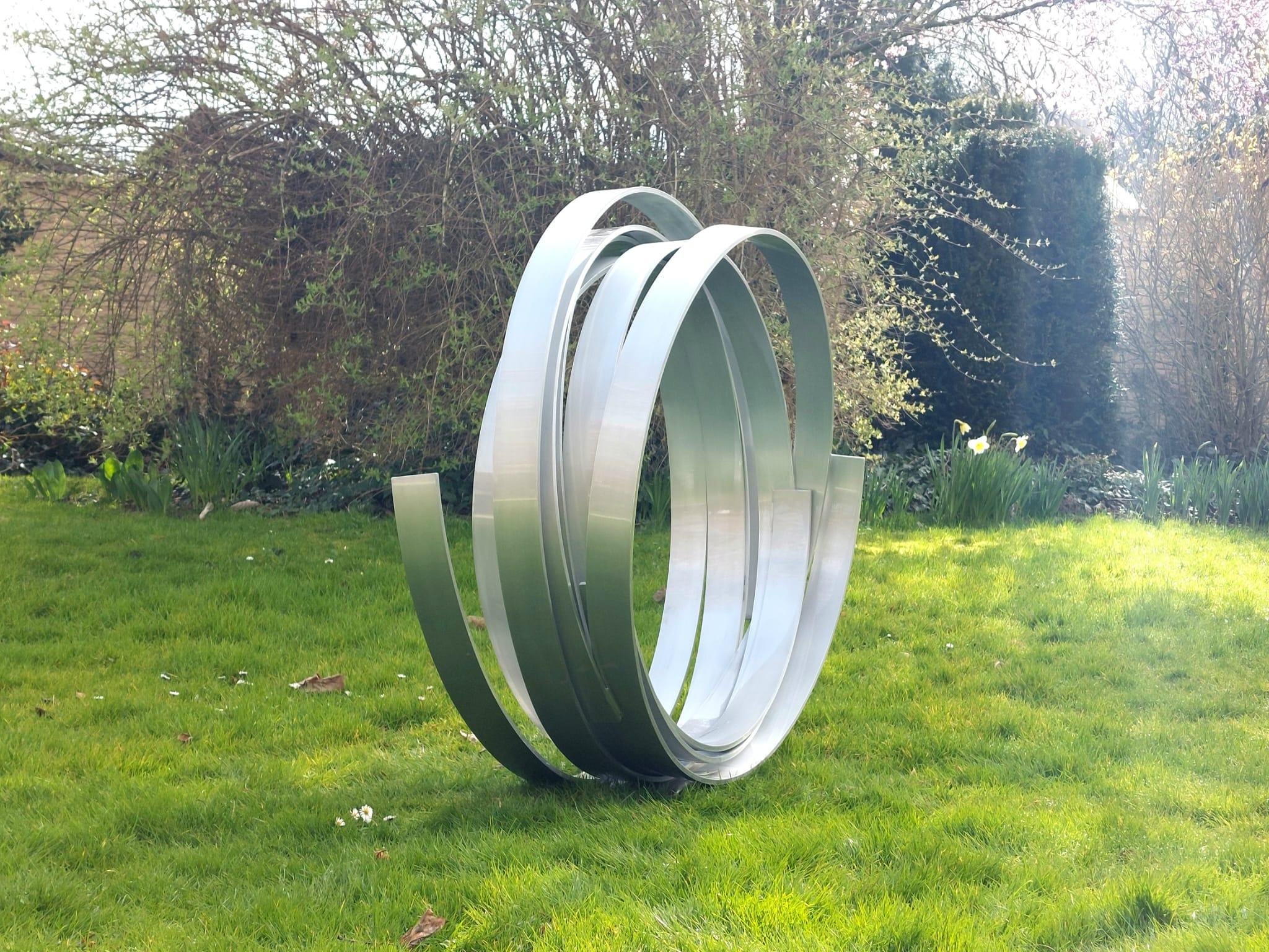 Timeless Orbit - Silver Contemporary Aluminum sculpture for Outdoors in vendita 1