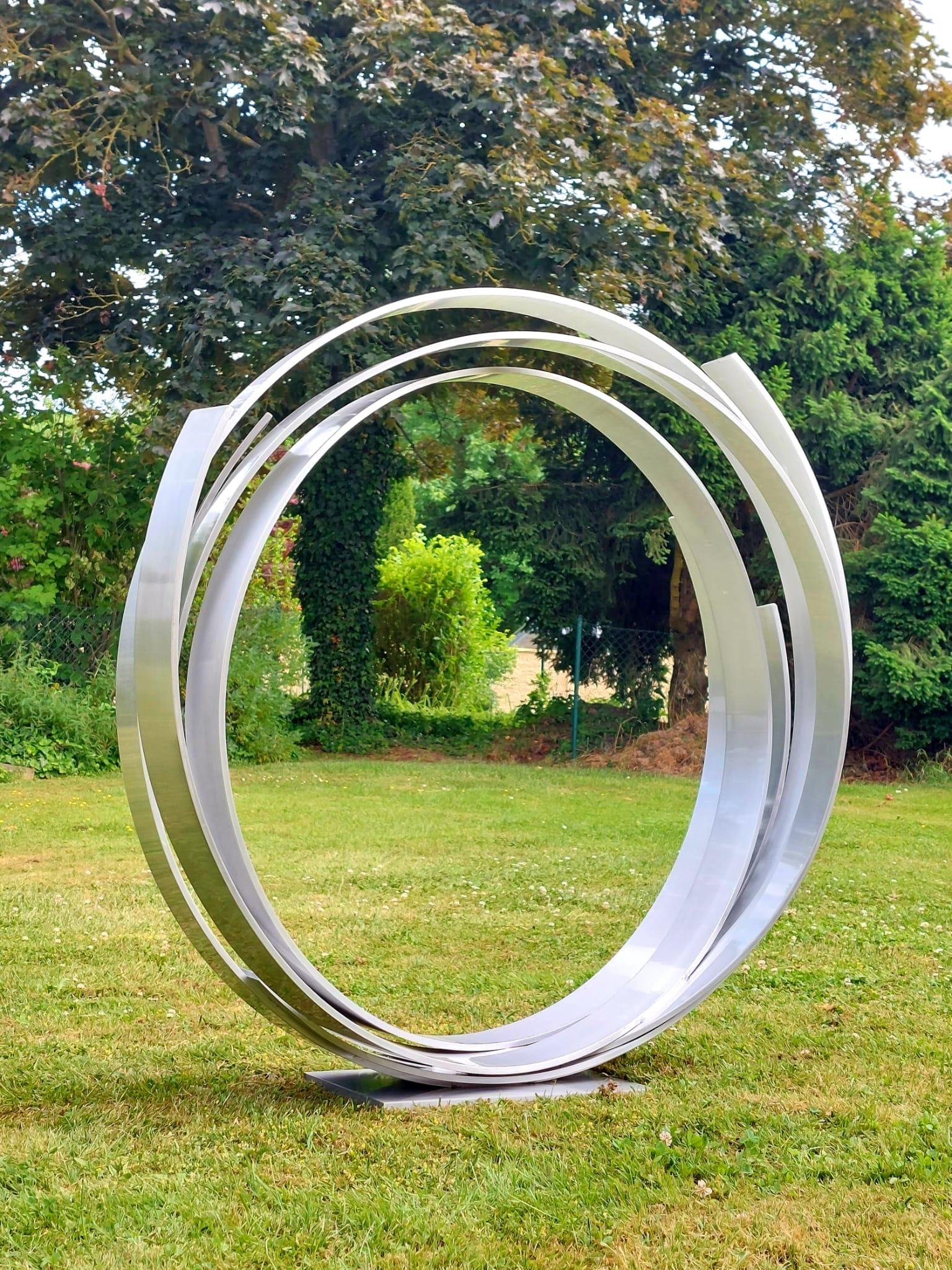 Timeless Orbit - Zeitgenössische Aluminiumskulptur in Silber für den Außenbereich im Angebot 3