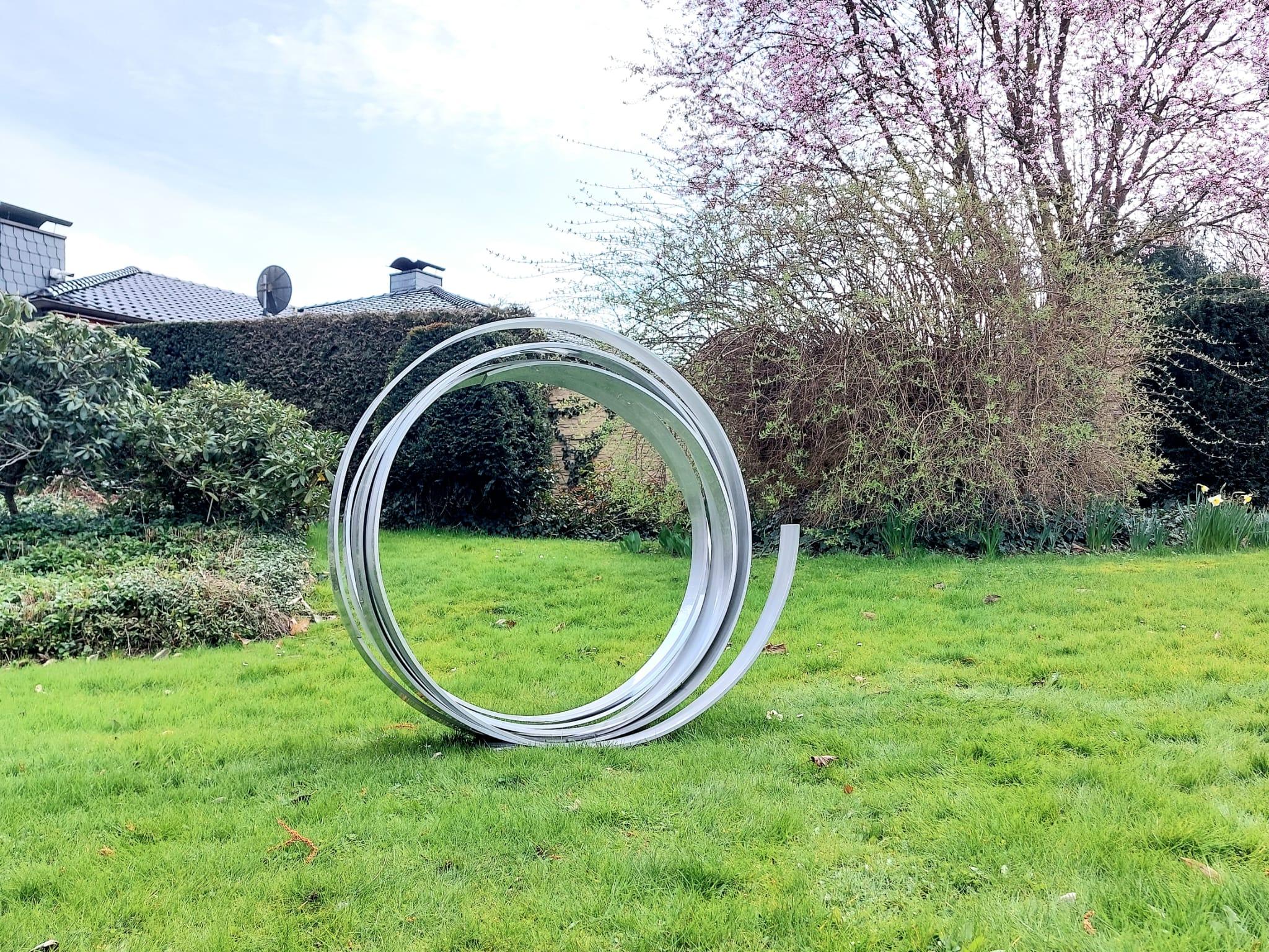 Timeless Orbit - Silver Contemporary Aluminum sculpture for Outdoors in vendita 4