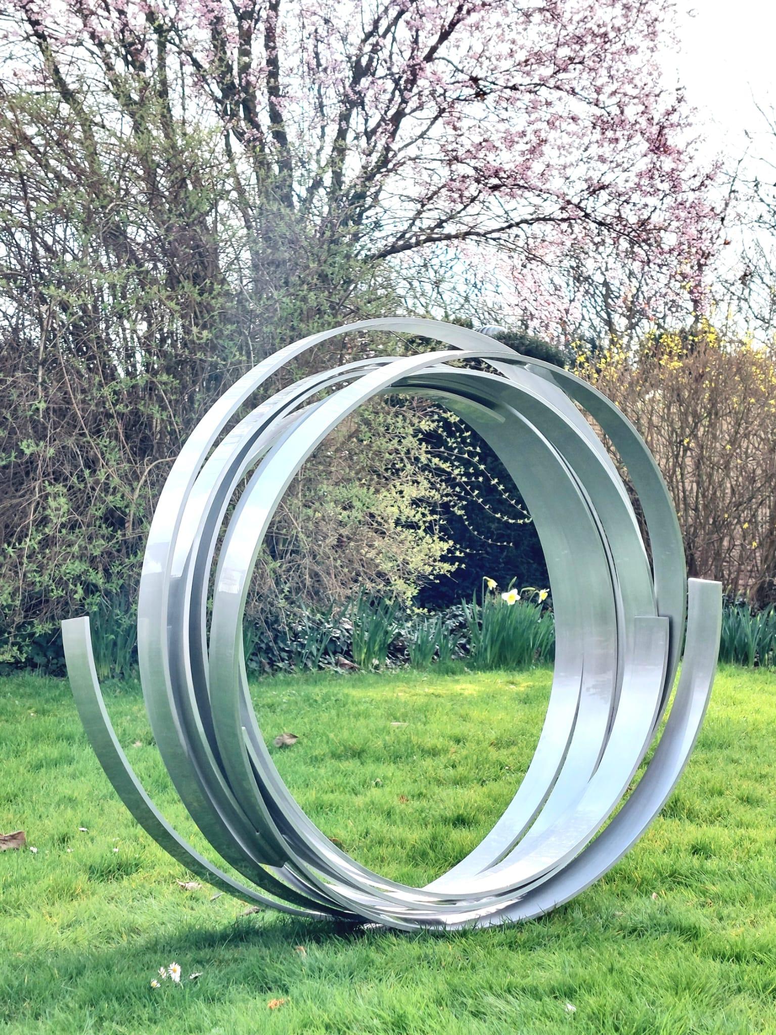 Abstract Sculpture di Kuno Vollet - Timeless Orbit - Silver Contemporary Aluminum sculpture for Outdoors