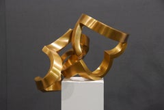 Two Bonds par Kuno Vollet -Sculpture abstraite contemporaine en bronze doré