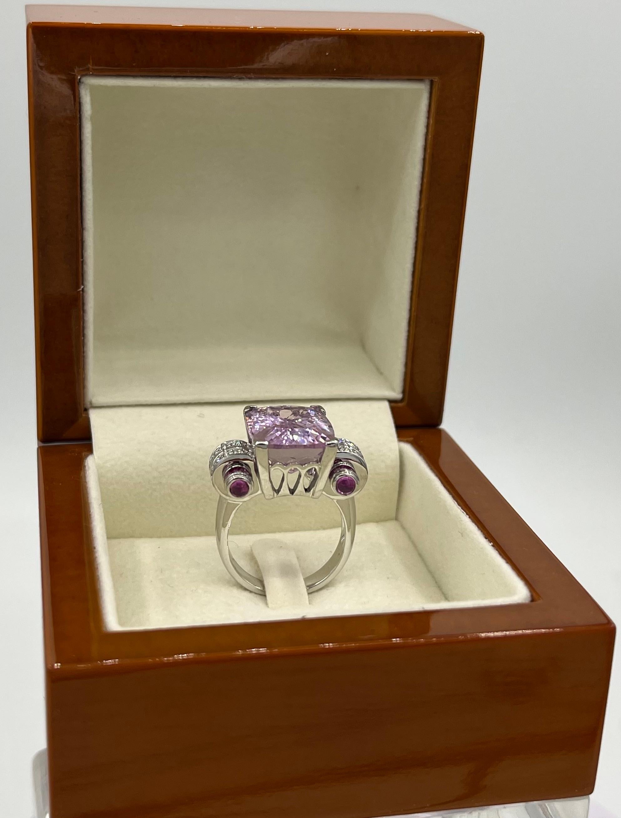 18 k whitegold
12,61. ct. Kunzit
0,33 ct diamond
1,70. ct pink sapphire 
weight. 14,4 gram
on the top ca.15 x 23 mm, high ca. 10 mm
a top ring you will love them

