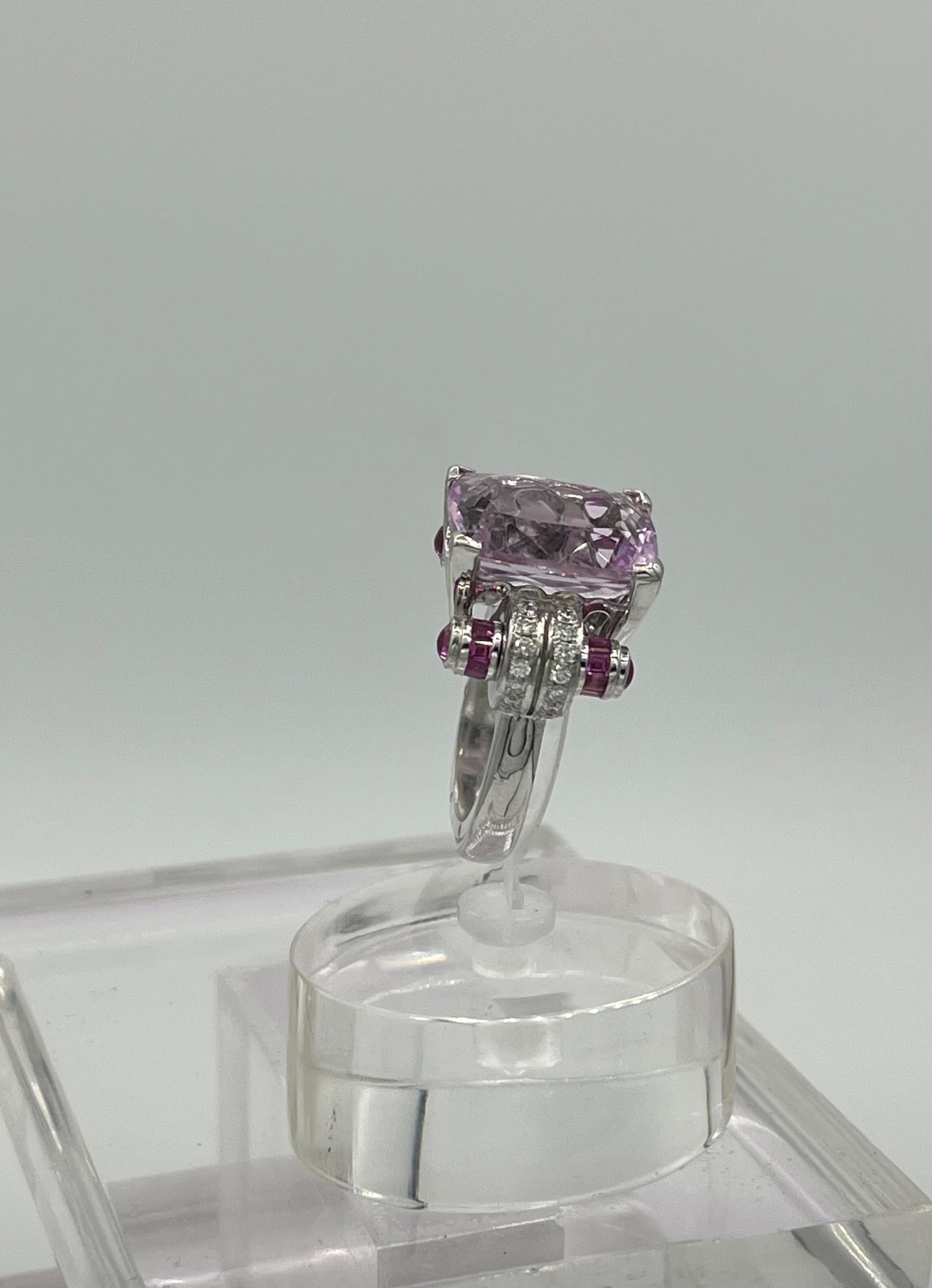 Trapezoid Cut Kunzit Diamond Saphire ring in 18k gold