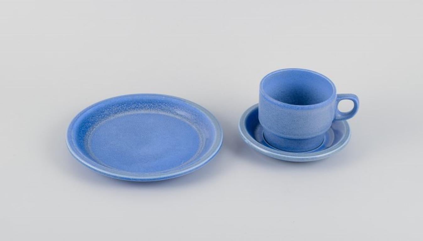 Kunsthandwerk Autriche, service à thé pour trois personnes en grès bleu clair.
Années 1960/1970.
En parfait état.
Marqué.
Tasse à thé : D 9,0 cm sans anse x H 7,0 cm.
Assiette : D 19,0 cm.