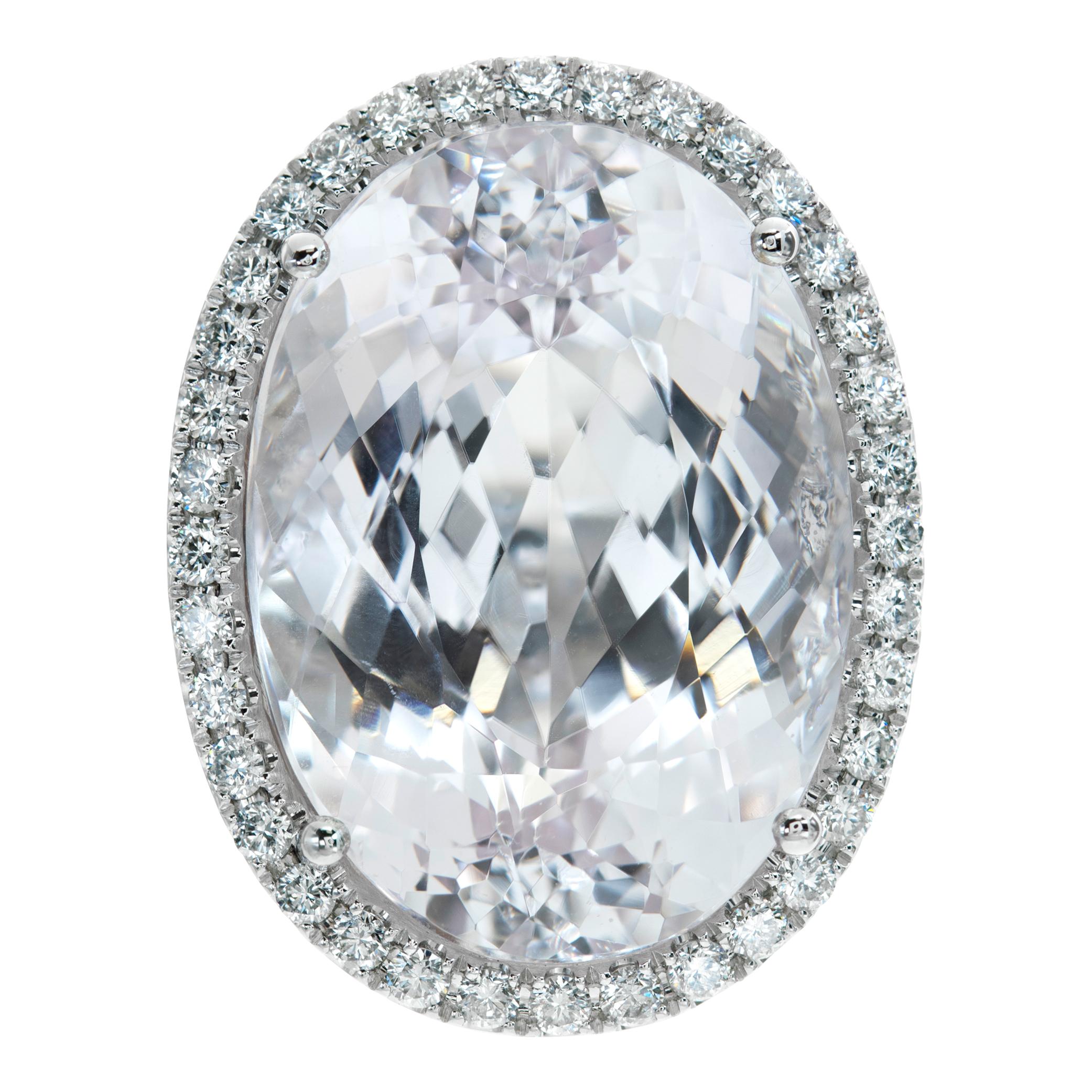 Ring aus 18 Karat Weißgold mit ovalem Kunzit im Brillantschliff (46,26 Karat) und 1,52 Karat Diamanten im runden Brillantschliff. Größe 6,5, der Kopf misst 30 mm x 23 mm.

Dieser Kunzit Ring ist derzeit Größe 0 und einige Artikel können in der Größe