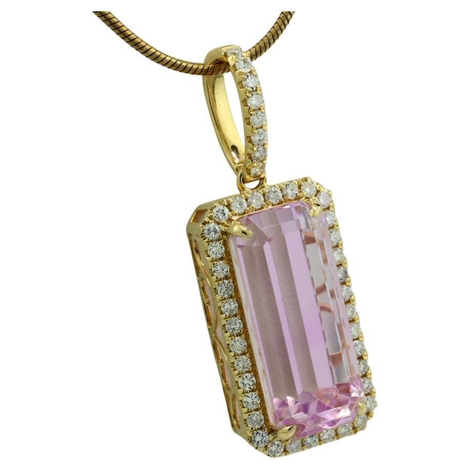 Anhänger mit einem Kunzit von 19,17 Karat, mit schöner, satter rosa Farbe in transparenter Qualität, in einem länglichen achteckigen Schliff. Die Fassung und die Vorderseite des Bügels sind mit 44 Diamanten im Brillantschliff von insgesamt ca. 0,79