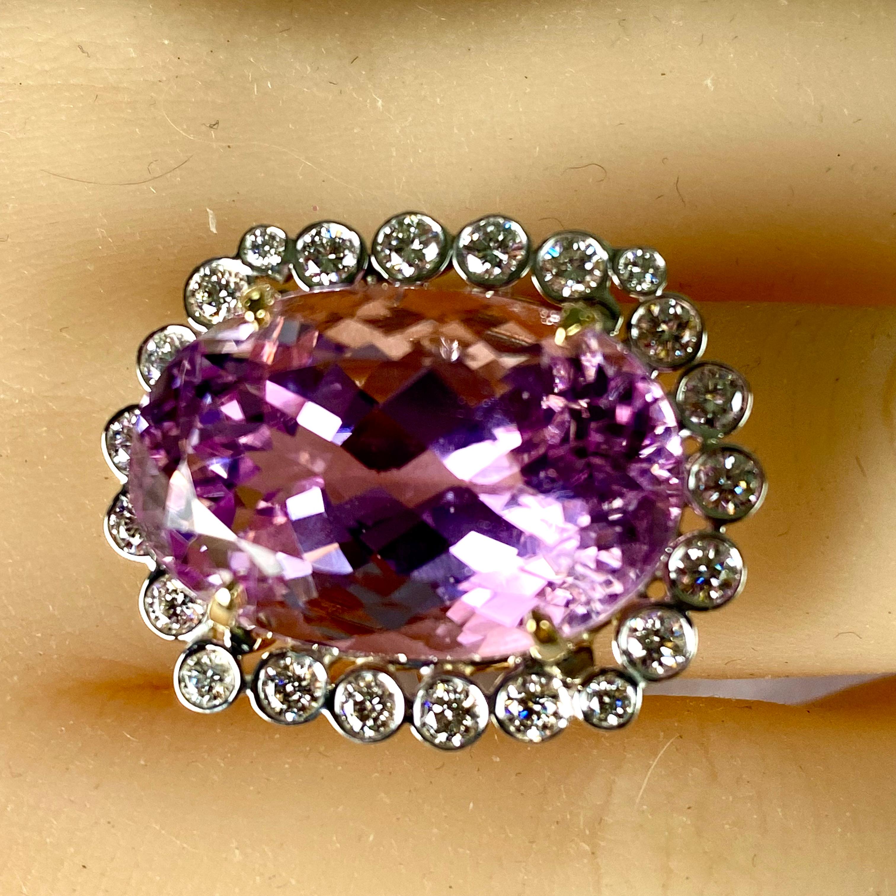 Women's Kunzite 28.14 Diamond 1.60 Carat 18 Karat Gold 0.90 Inch Width Cluster Ring For Sale