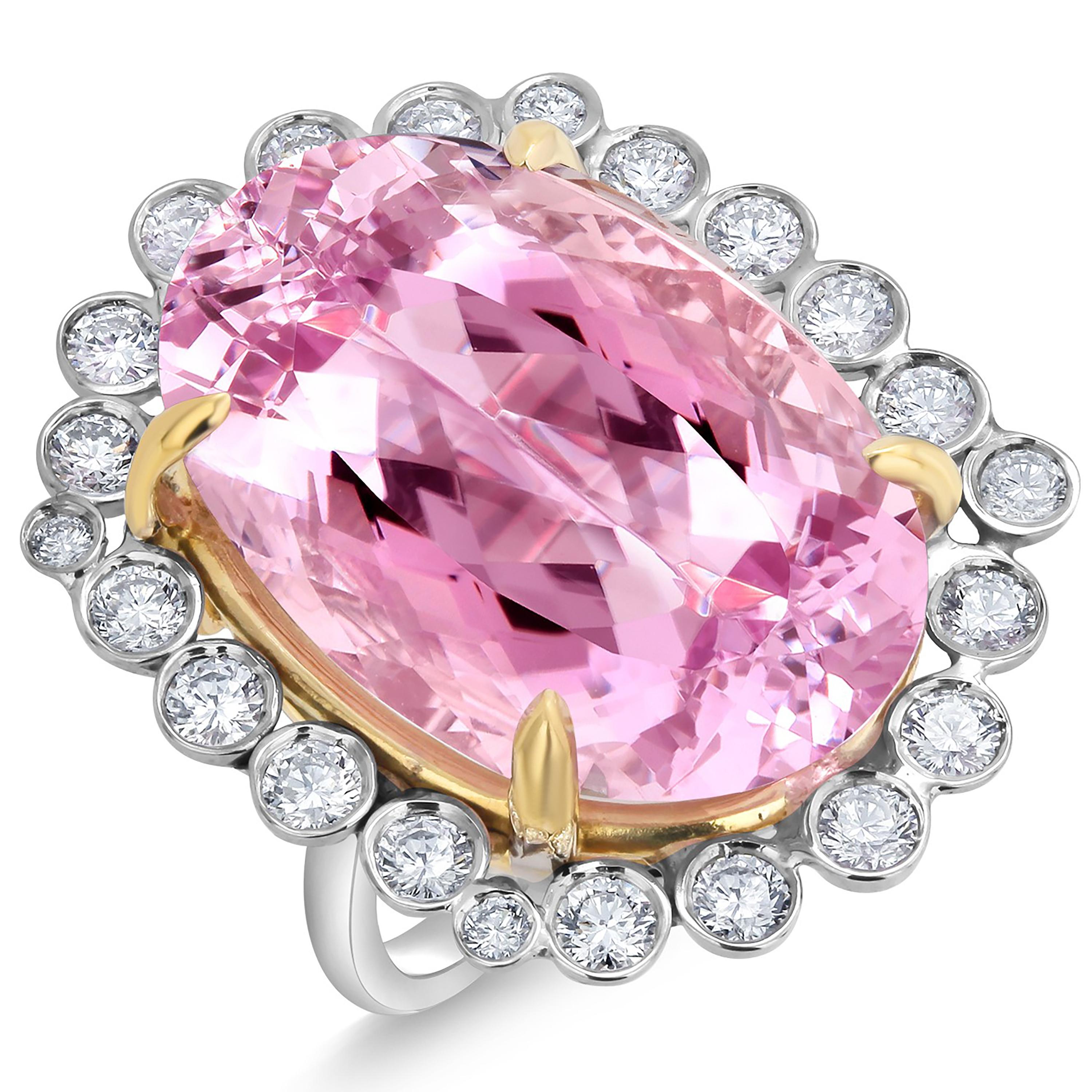 Kunzite 28.14 Diamond 1.60 Carat 18 Karat Gold 0.90 Inch Width Cluster Ring In New Condition For Sale In New York, NY