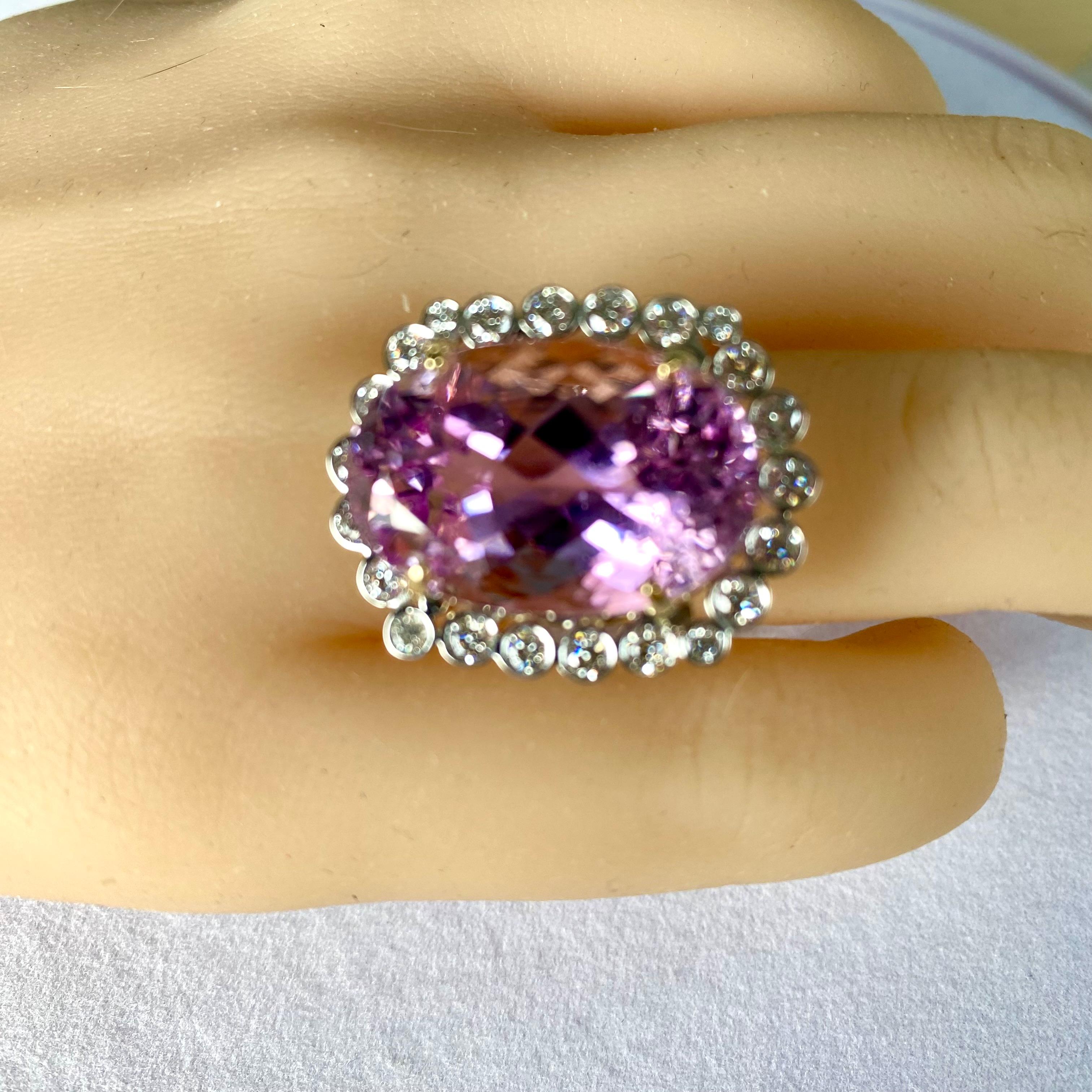 Kunzite 28.14 Diamond 1.60 Carat 18 Karat Gold 0.90 Inch Width Cluster Ring For Sale 3