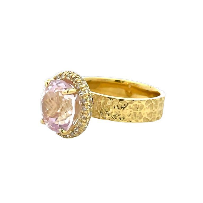 Our kunzite ring will undoubtedly captivate your heart with its stunning gemstone that glimmers with every movement. The centerpiece of this magnificent ring features a remarkable 4.84-carat kunzite that is elegantly surrounded by 0.20 carats of