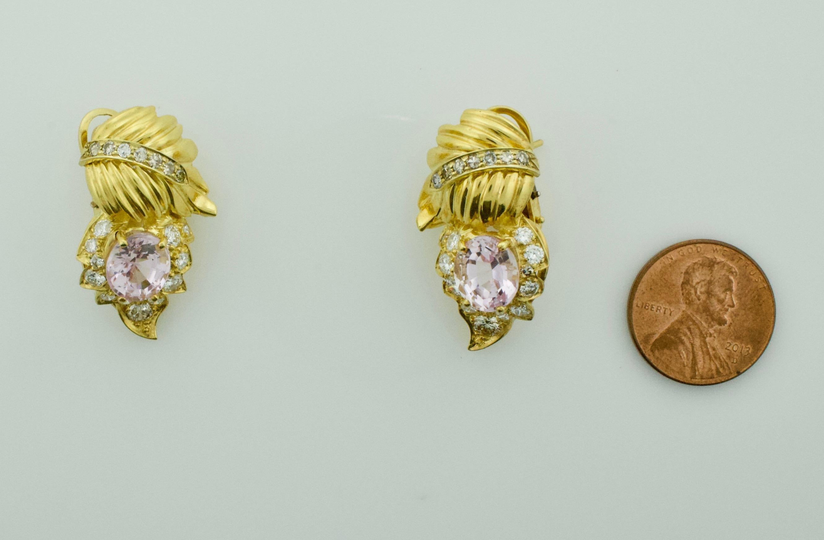 Kunzite and Diamond Leaf Design Earrings in 18 Karat, circa 1960s In Excellent Condition For Sale In Wailea, HI