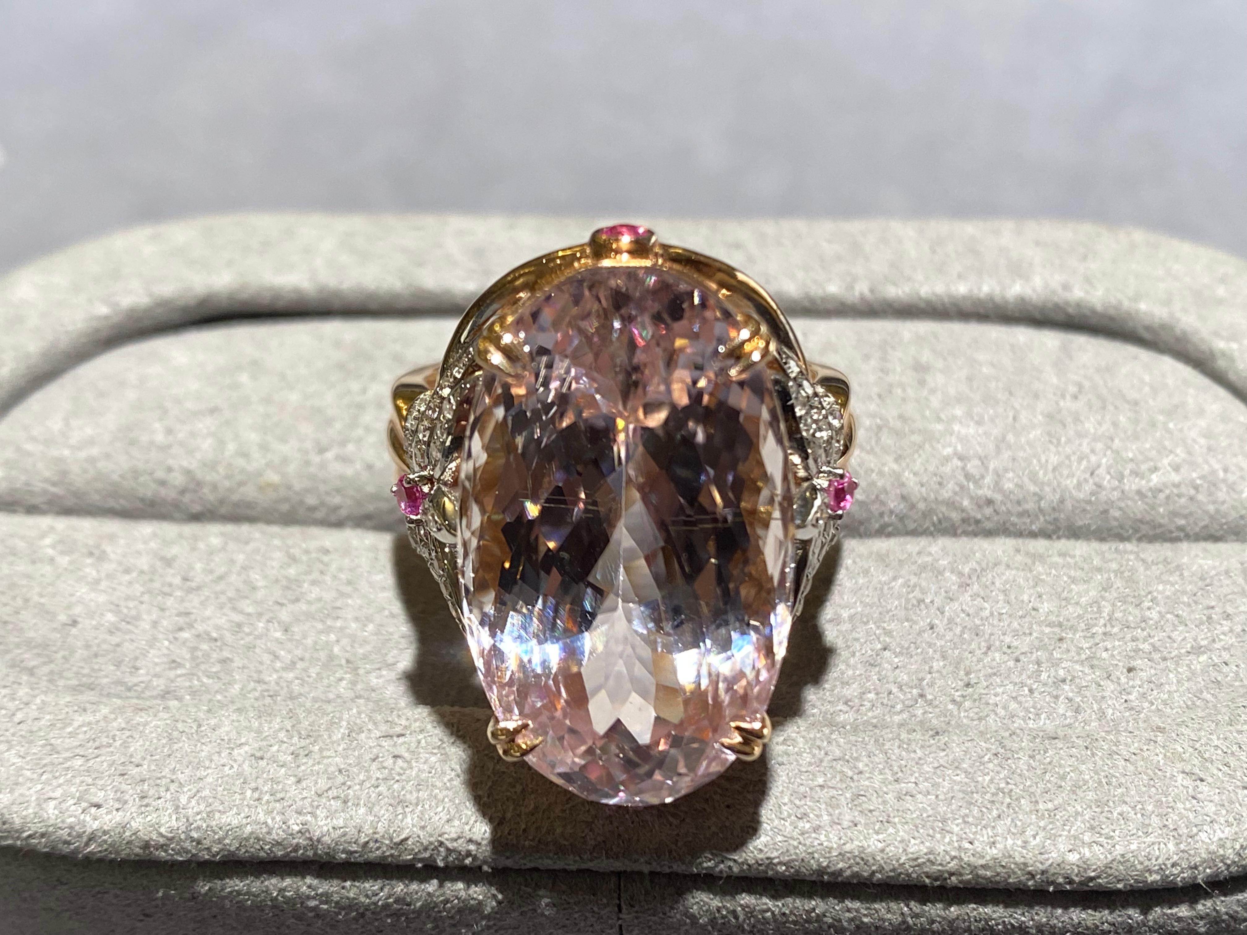 Une bague en Kunzite et diamant de 21.8 ct en or rose 18k. Une bague de cocktail qui ne manquera pas d'attirer l'attention. La kunzite principale est de couleur rose clair. 

Taille de bague US 7
Le poids de la kunzite principale est de 21,8 ct.  