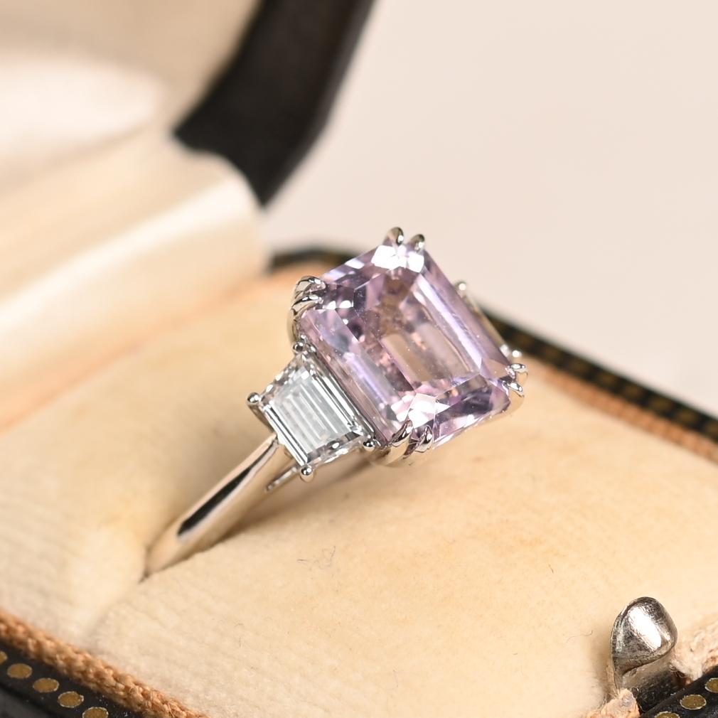 Questo squisito anello di pietre preziose presenta al centro una vibrante kunzite naturale dal taglio smeraldo, del peso di circa 2,80 carati. Con la sua vivace tonalità rosa e la sua raffinata limpidezza, la kunzite irradia una delicata