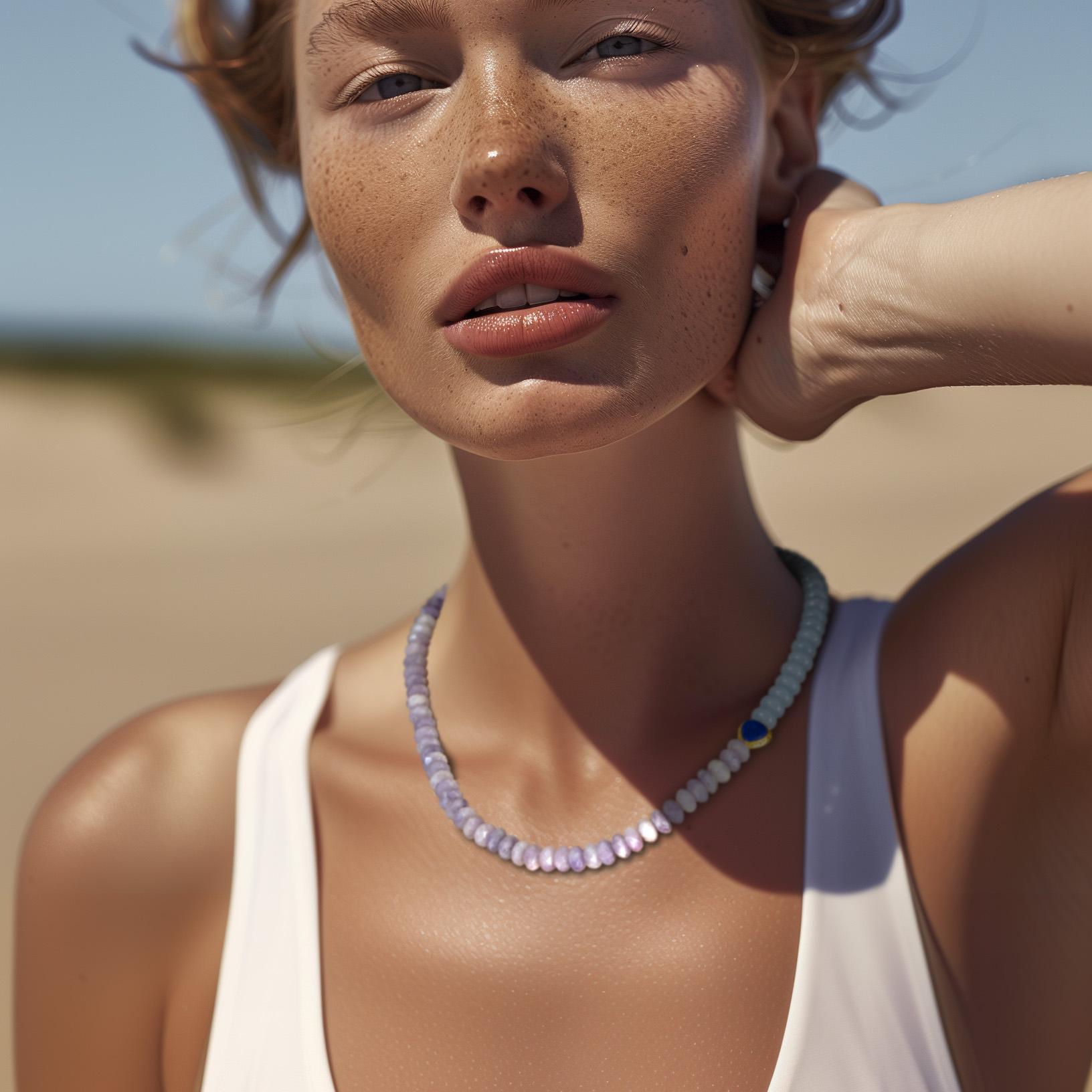 Envuélvete en el suave susurro del amanecer y el atardecer con este collar etéreo, donde la Kunzita lavanda y la Aguamarina serena se abrazan como el cielo que se encuentra con el horizonte. El brillante acento de Lapis brilla como una estrella