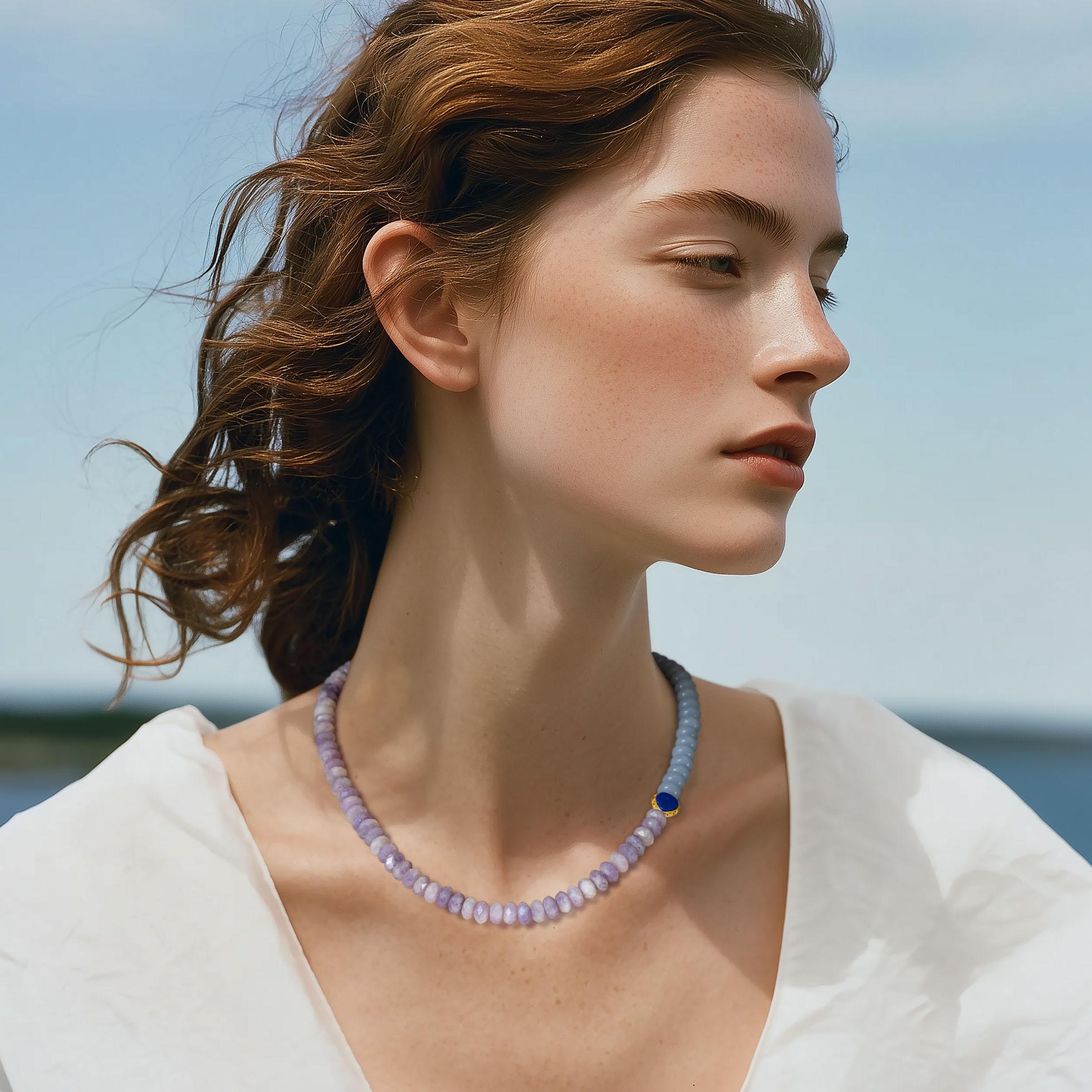 Envuélvete en el suave susurro del amanecer y el atardecer con este collar etéreo, donde la Kunzita lavanda y la Aguamarina serena se abrazan como el cielo que se encuentra con el horizonte. El brillante acento de Lapis brilla como una estrella