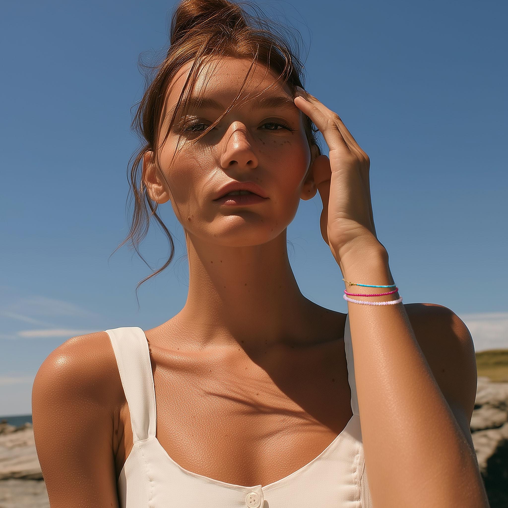 Ce bracelet en kunzite capture la douceur de la première lumière, comme un murmure sur la peau. Facettée dans des tons délicats de lilas pâle et de rose, chaque pierre reflète une luminosité tranquille qui donne une impression d'intimité, de calme