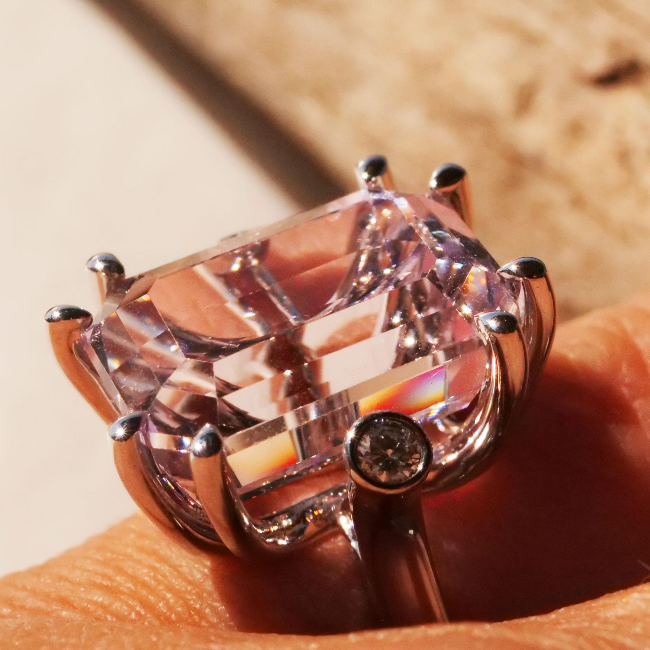 Kunzite Brilliant Ring 18.64 ct 0.13 ct TW VS High Quality with amazing Color For Sale 4