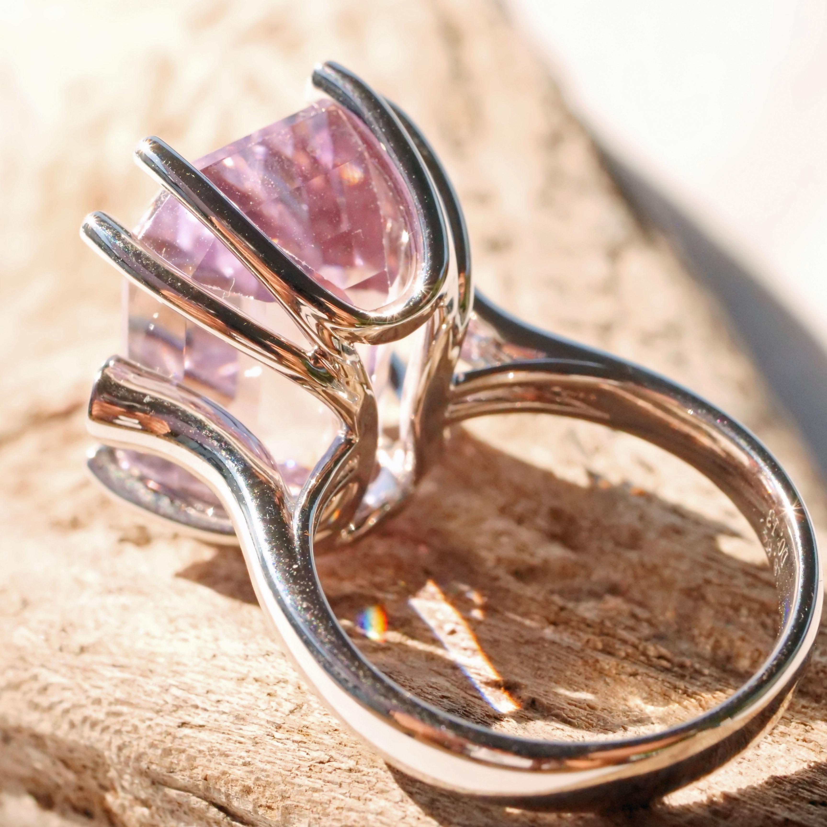 Modern Kunzite Brilliant Ring 18.64 ct 0.13 ct TW VS High Quality with amazing Color For Sale