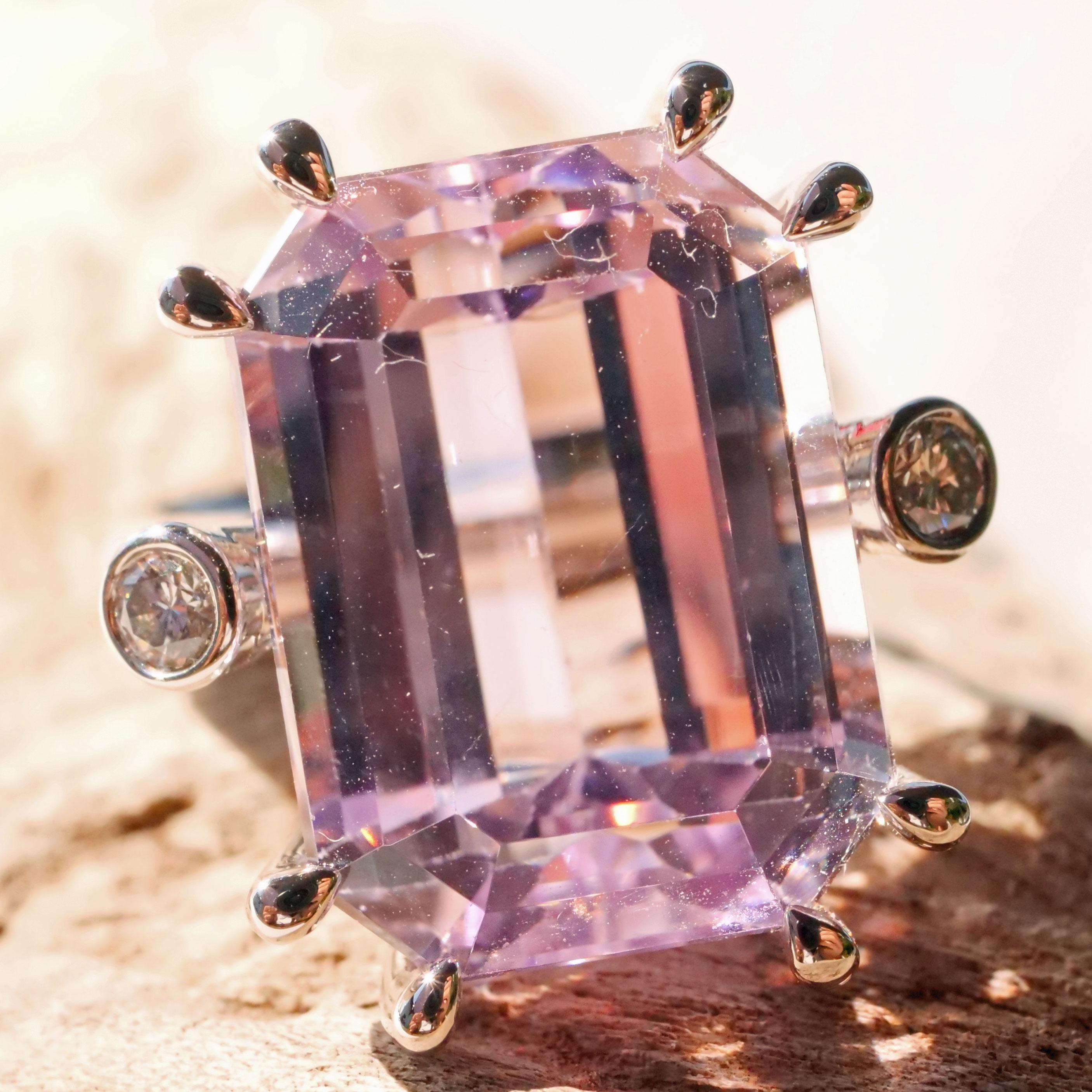 Kunzite Brilliant Ring 18.64 ct 0.13 ct TW VS High Quality with amazing Color In New Condition For Sale In Viena, Viena
