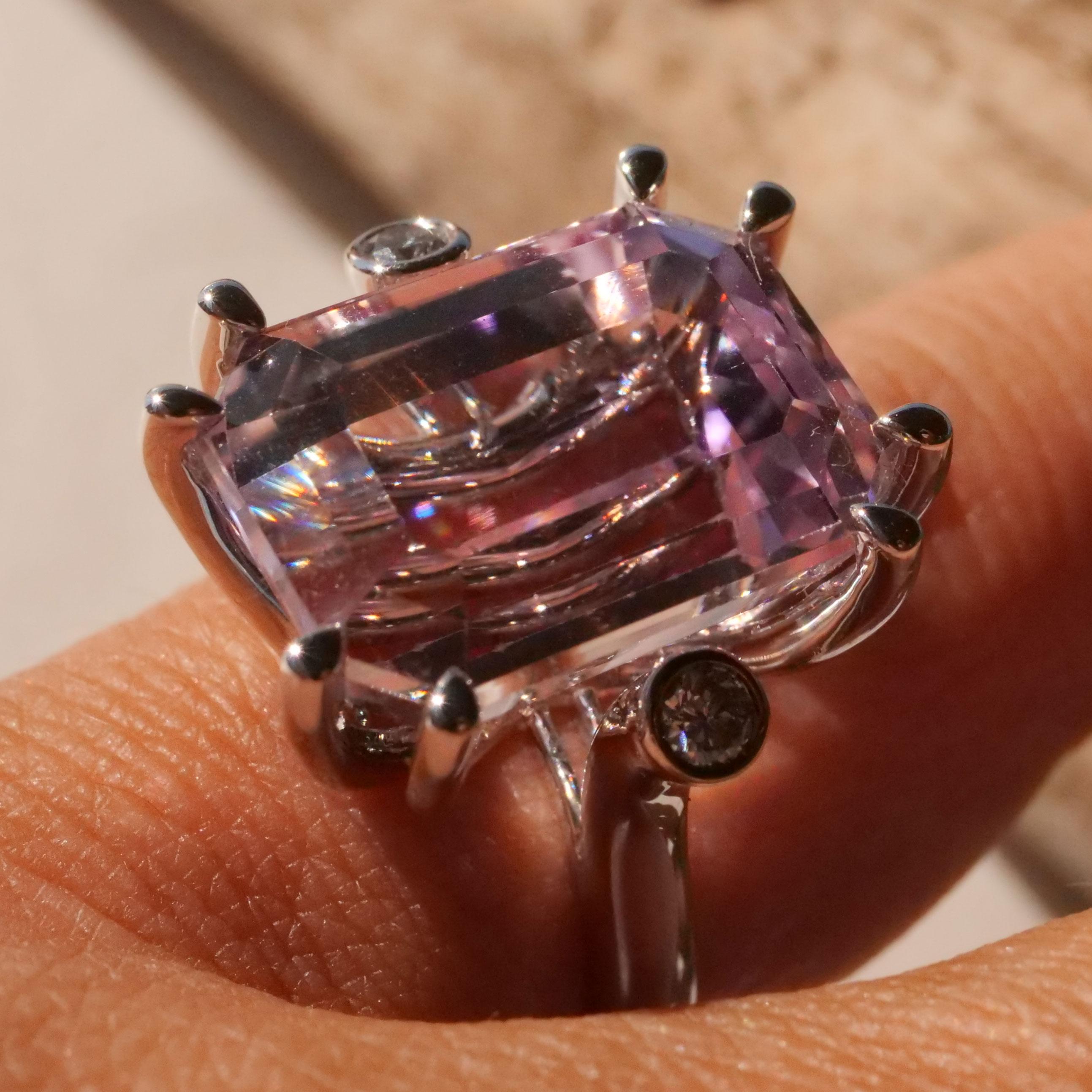 Kunzite Brilliant Ring 18.64 ct 0.13 ct TW VS High Quality with amazing Color For Sale 3