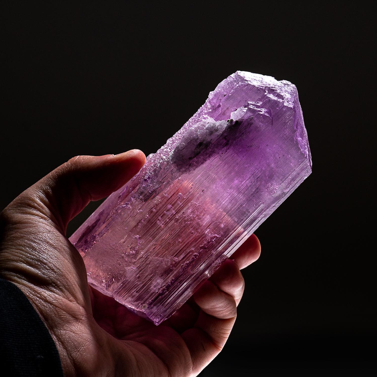 Gran cristal único de Kunzita espodumena transparente, de color rosa, con caras prismáticas estriadas y terminación en forma de cincel.

La kunzita es un hermoso cristal, puro en energía y alegre por naturaleza. En tonos rosa pálido a violeta