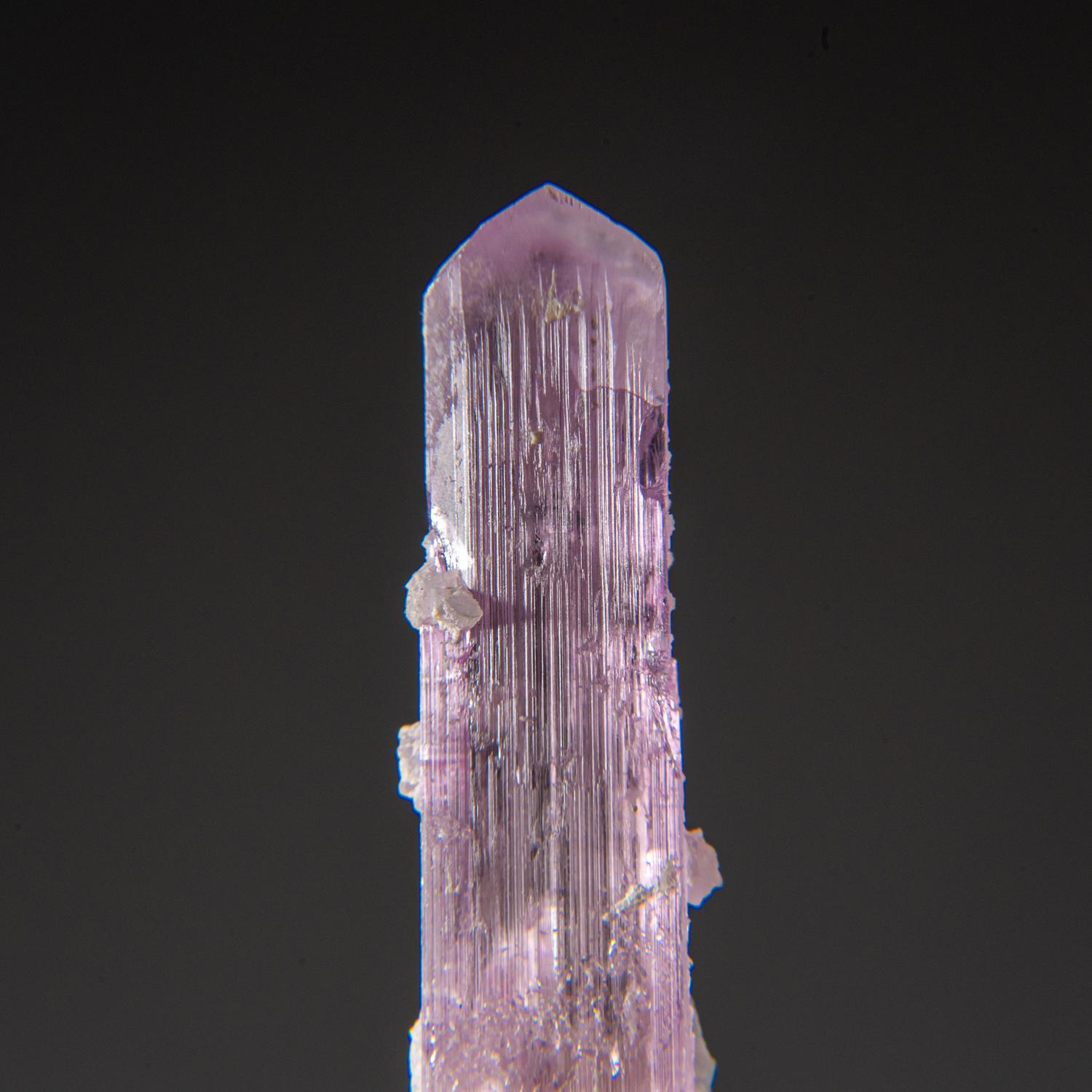 Cristal unique à double terminaison de kunzite rose transparente, la variété rose de qualité gemme du spodumène, avec une terminaison en forme de ciseau et des faces prismatiques striées. Le cristal de kunzite est sans défaut interne.

La kunzite