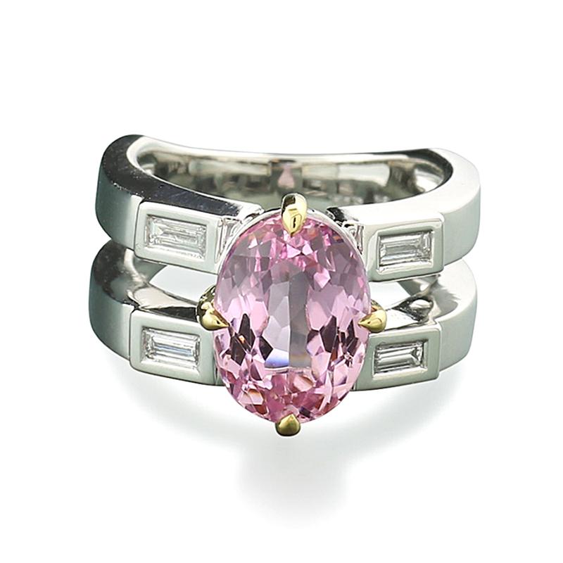 Ein oval geschliffener, facettierter Kunzit von ca. 5,00 Karat, mit einer schönen, intensiven orchideenrosa Farbe. Der Kunzit wird von vier Zacken aus 18 Karat Gelbgold gehalten. An den Seiten wird er von vier Diamanten im Baguetteschliff von