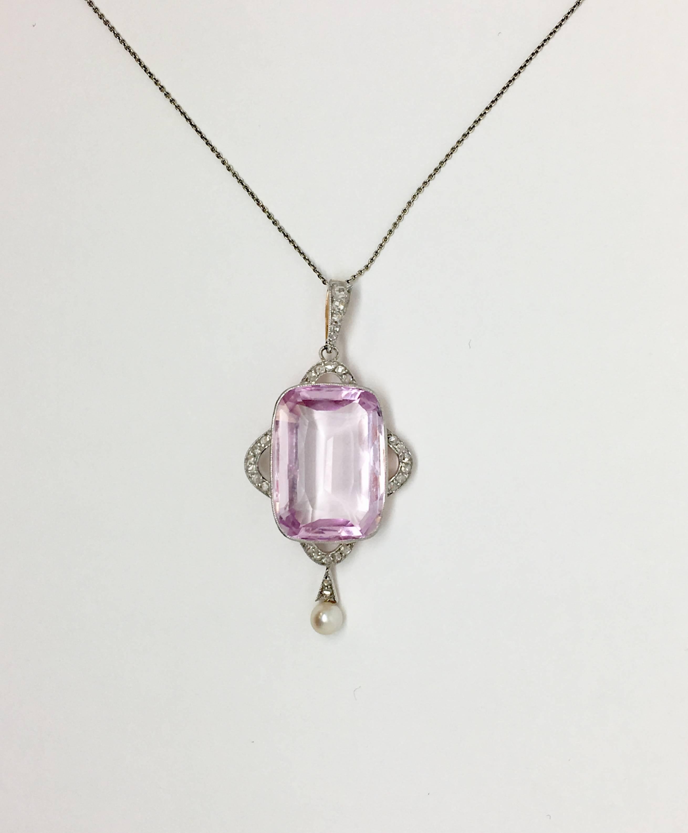Soft pink rectangular pendant 18 kt and platinum accented with diamonds In Excellent Condition For Sale In Ottawa, Ontario