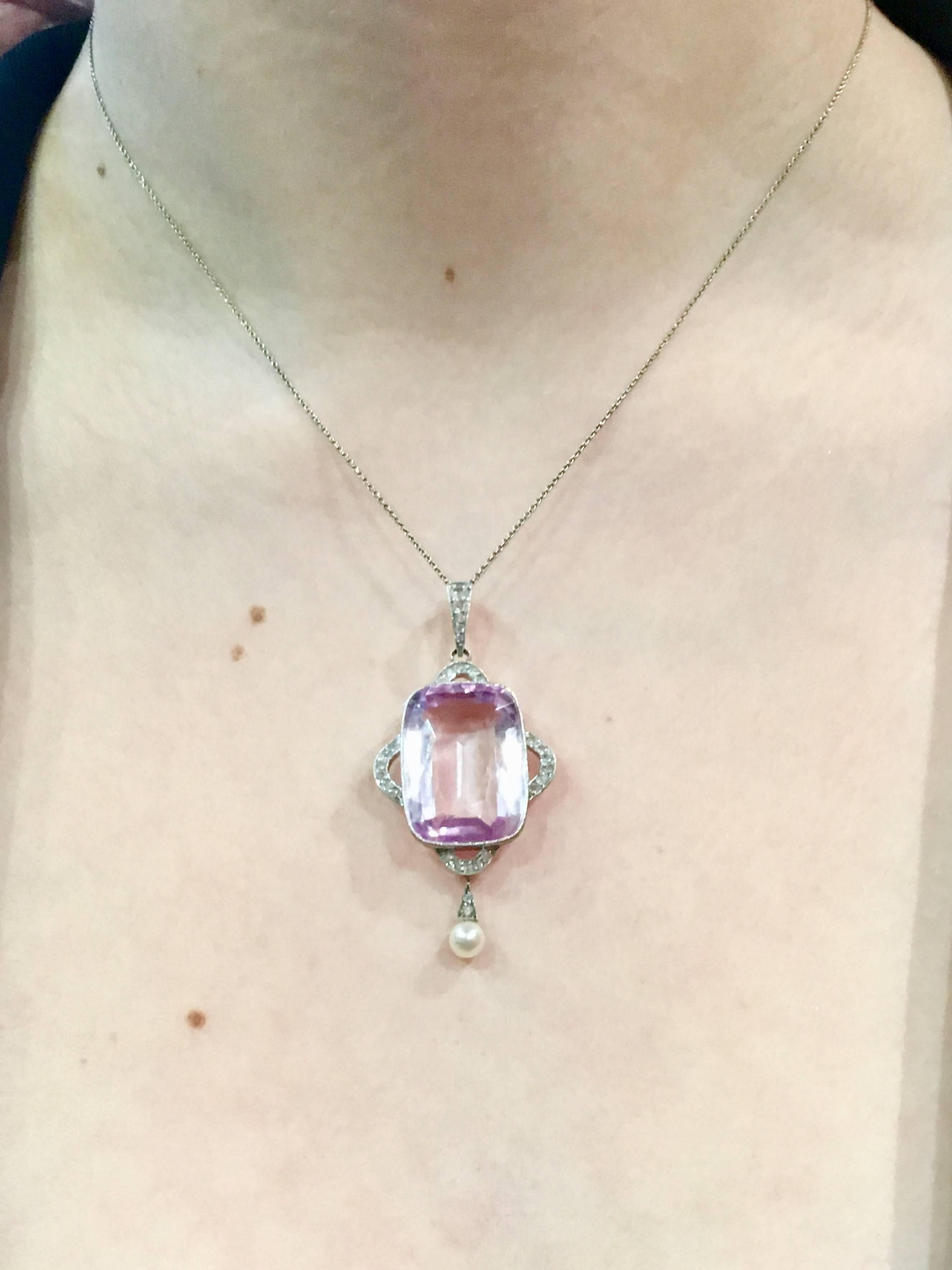 Soft pink rectangular pendant 18 kt and platinum accented with diamonds For Sale 2