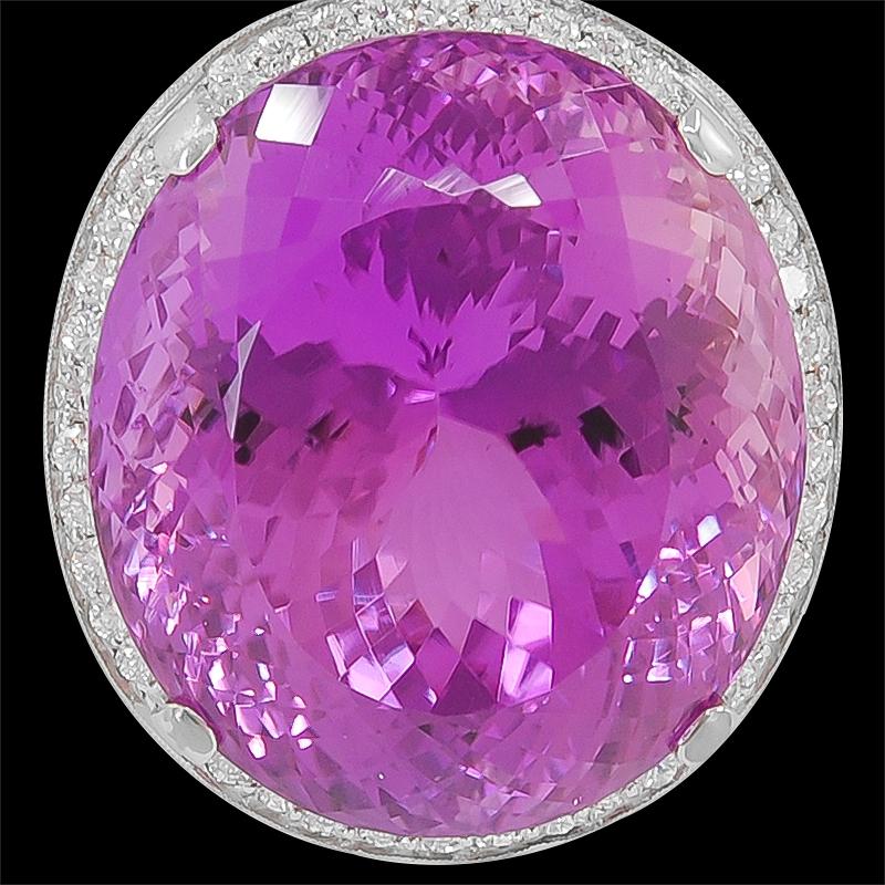 Kunzite and Diamond Oval-Shaped Gold Pendant In Good Condition In New York, NY
