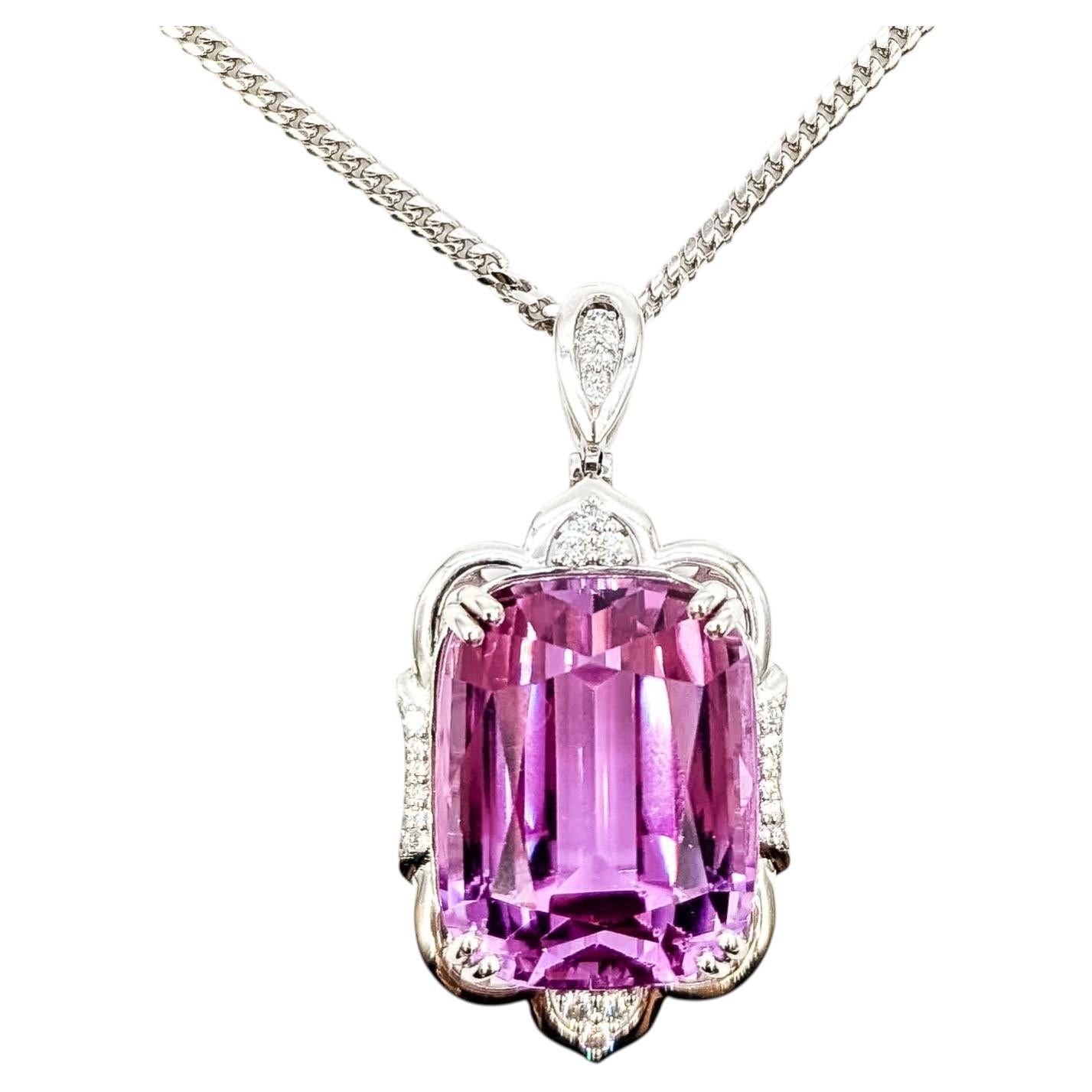 Collana con ciondolo importante in kunzite e diamanti, in platino