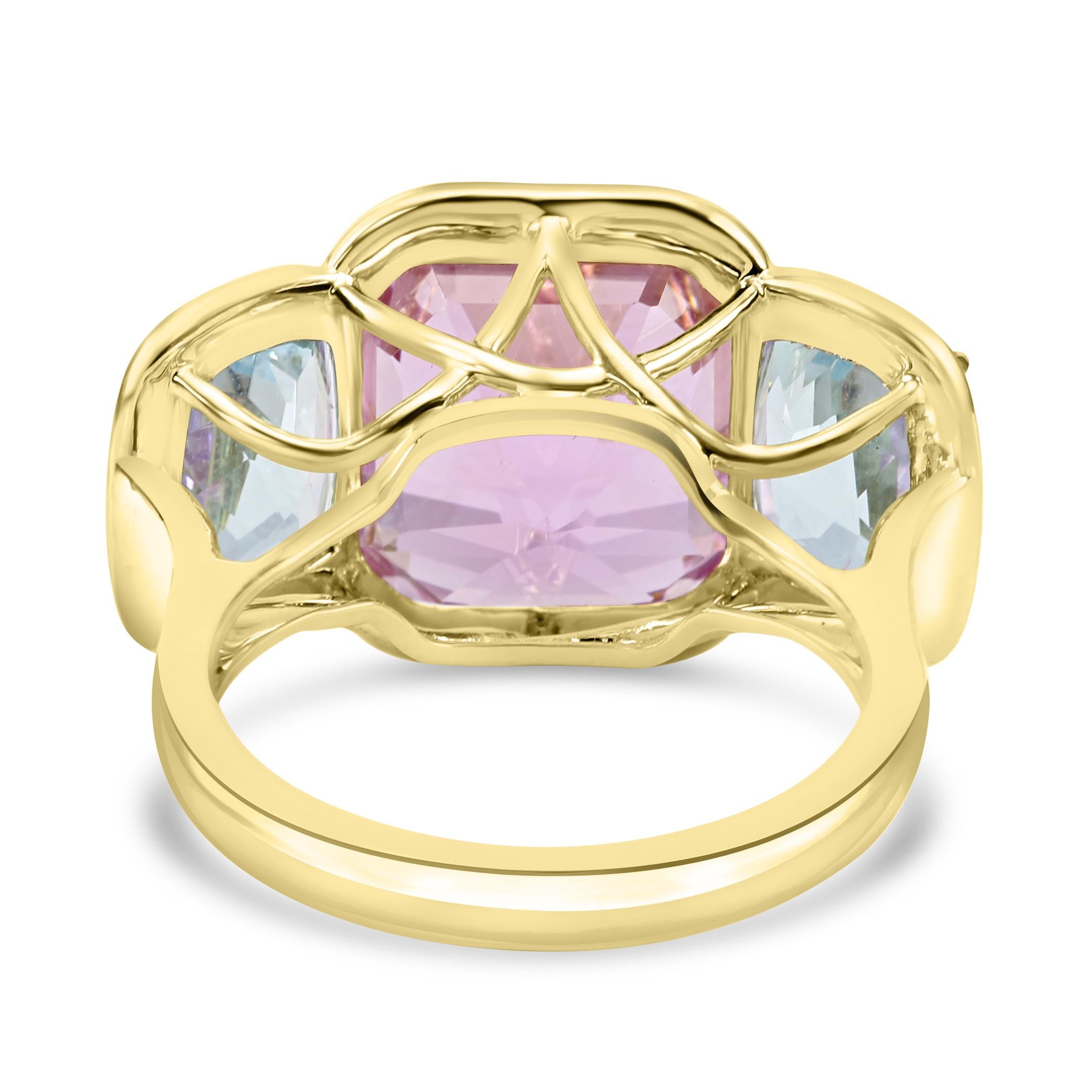 Kunzite Emerald Cut Aquamarine 14K Yellow Gold Three Stone Fashion Bezel Ring (bague avec chaton à trois pierres) en vente 1