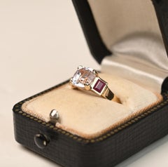 Bague de fiançailles en kunzite. Bague de fiançailles en or 18 carats avec rubis et kunzite taillée en coussin de 2 carats