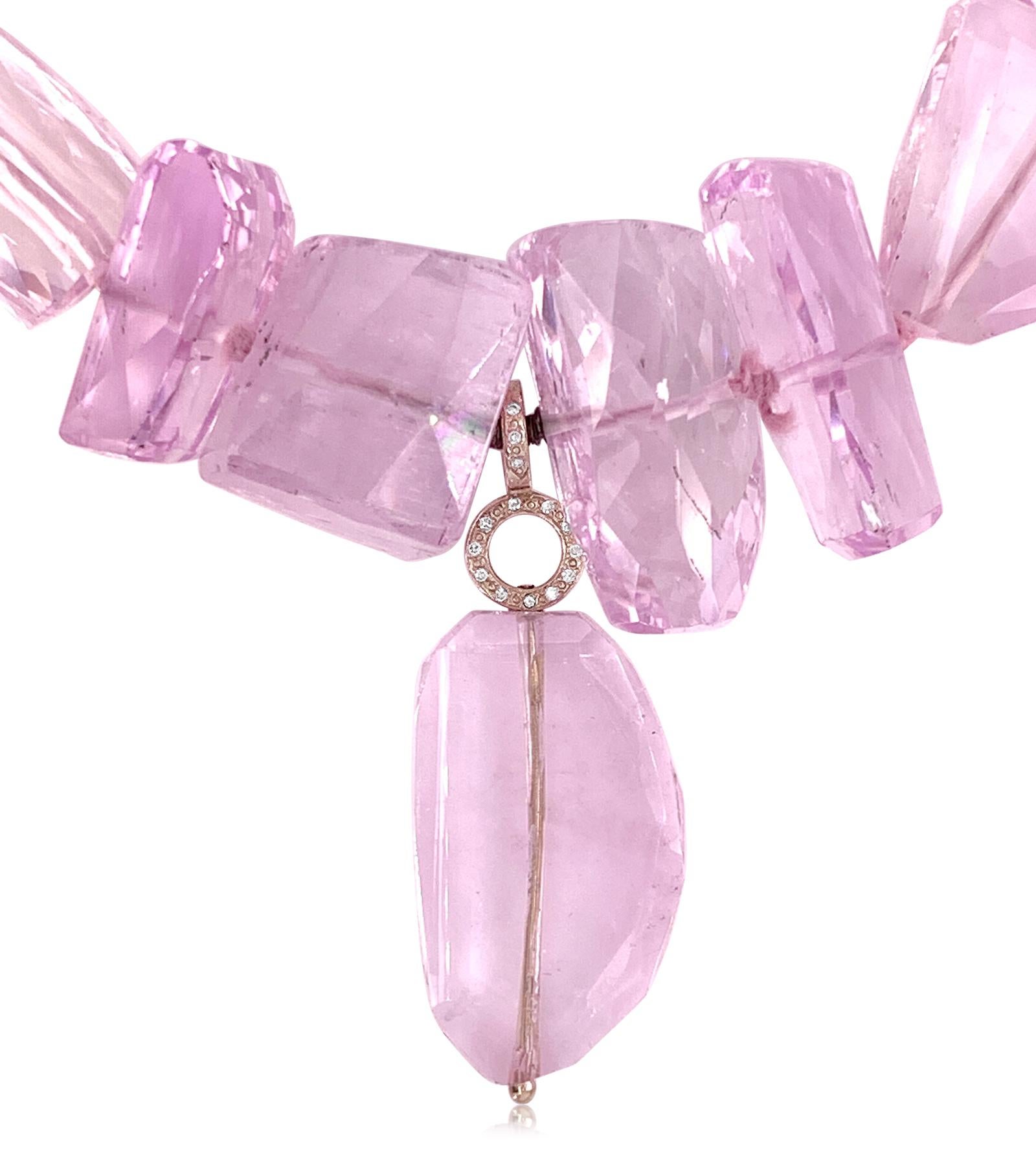 La kunzite è un bellissimo cristallo, dall'energia pura e dalla natura gioiosa. Con tonalità che vanno dal rosa pallido al viola chiaro, è una pietra delle emozioni, che apre e collega il cuore alla mente e stimola una comunione curativa tra i due.