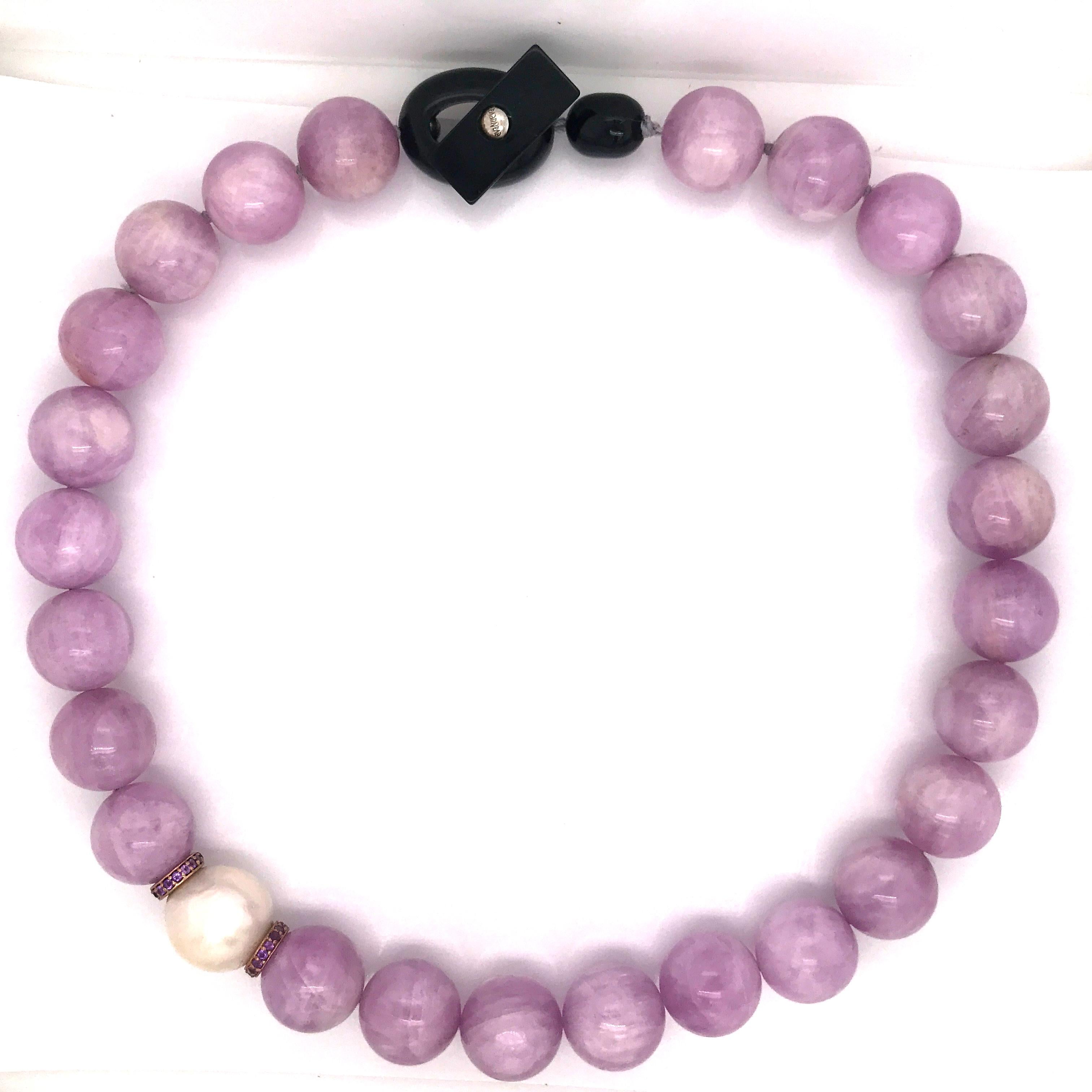 Discover this Kunzite Pearl, Amethyst and Freshwater Pearl, Rose Gold 18K Beaded Necklace.
Kunzite is a stone with pink highlights perfect expression of the feminine energy .
Freshwater Pearl
Amethyst
Bakelite Clasp
Rose Gold 18 Carat 2 gr