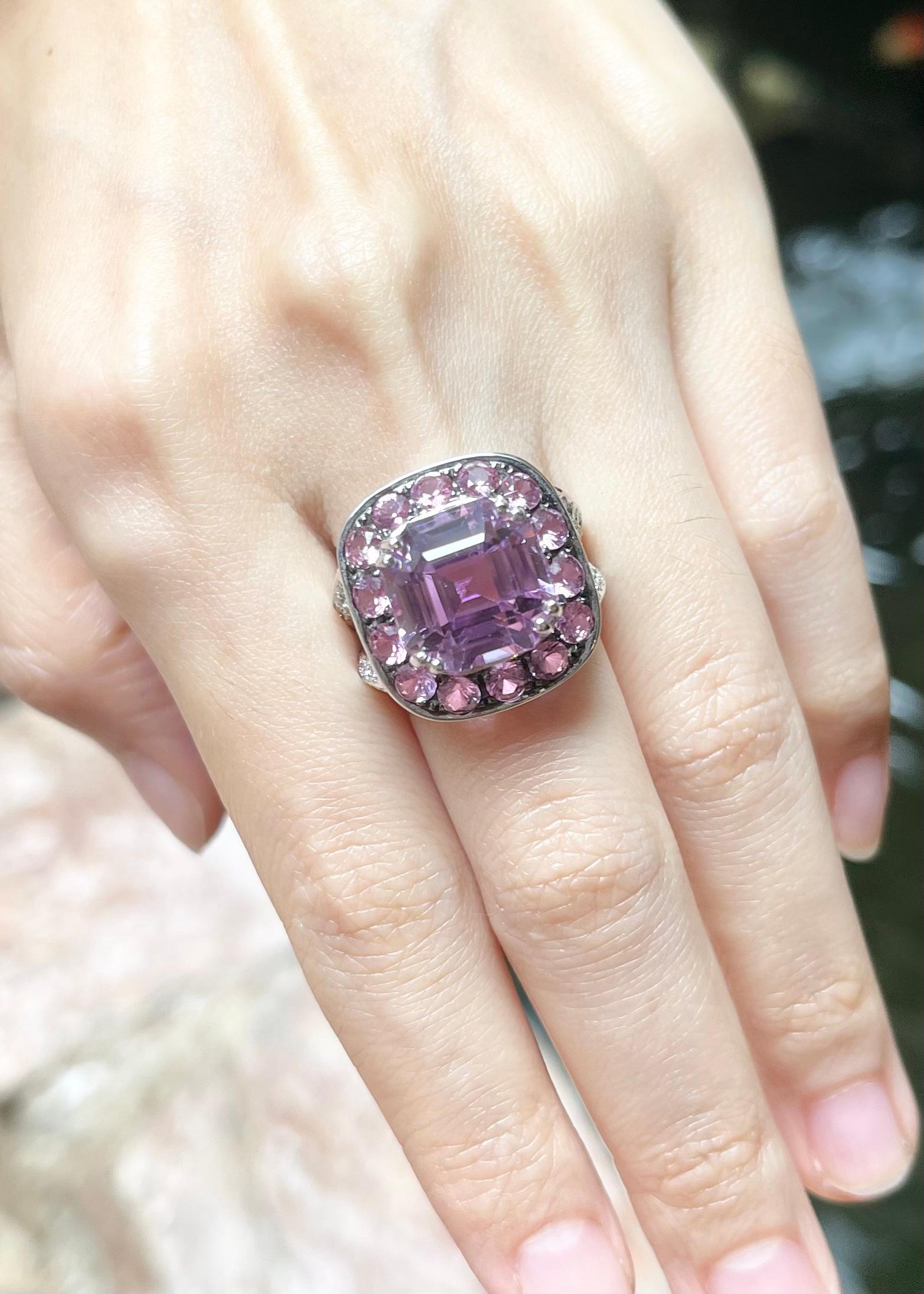 Kunzite, Pink Sapphire and Diamond Ring set in 18K White Gold Settings In New Condition For Sale In Bangkok, TH