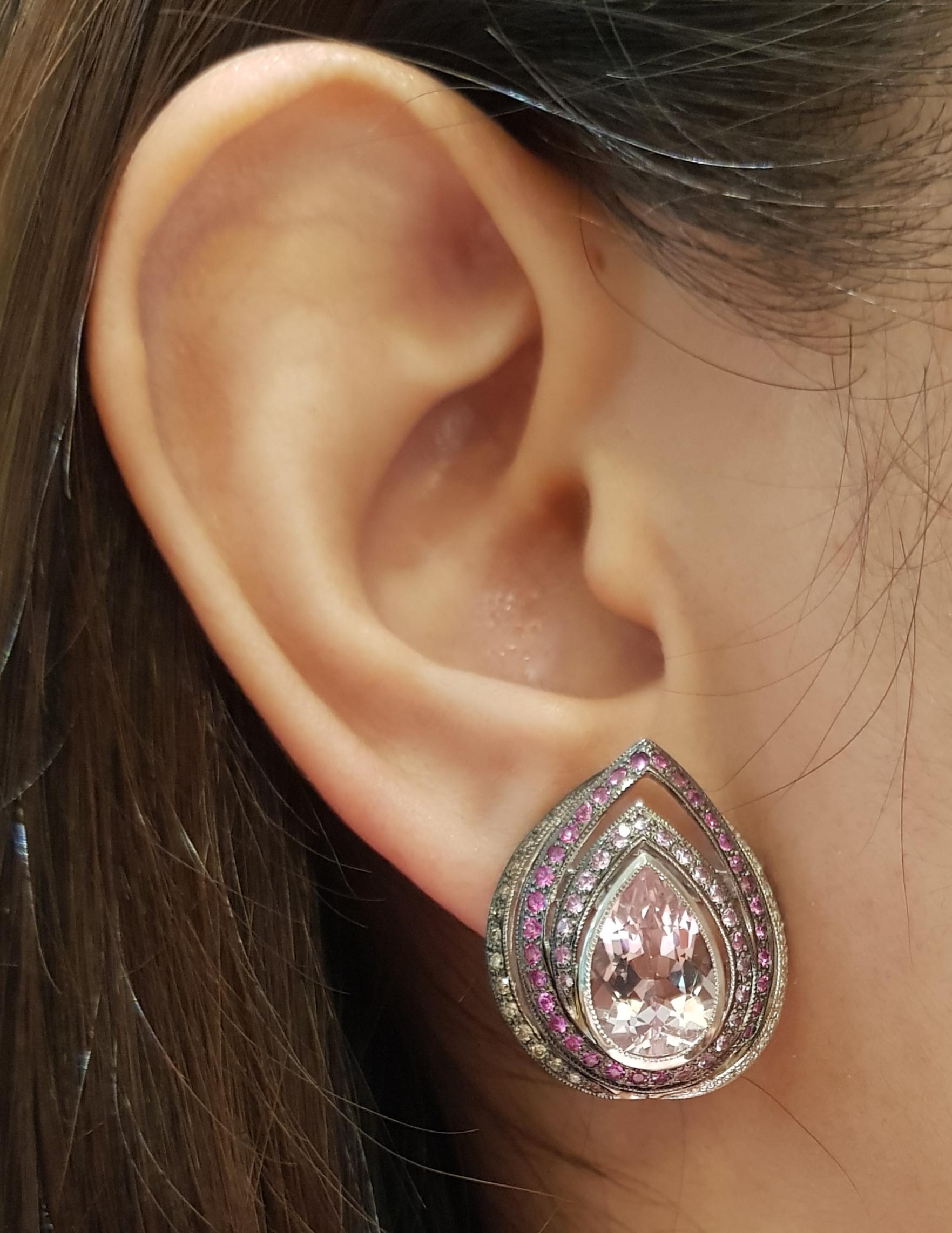 Kunzit 5,55 Karat, rosa Saphir 1,13 Karat mit Diamant 0,13 Karat Ohrringe in 18 Karat Weißgoldfassung

Breite:  2.0 cm 
Länge: 2,4 cm
Gesamtgewicht: 15,29 Gramm


