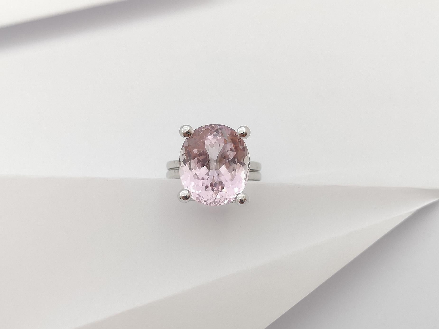 Bague en kunzite sertie dans des montures en or blanc 18 carats en vente 6