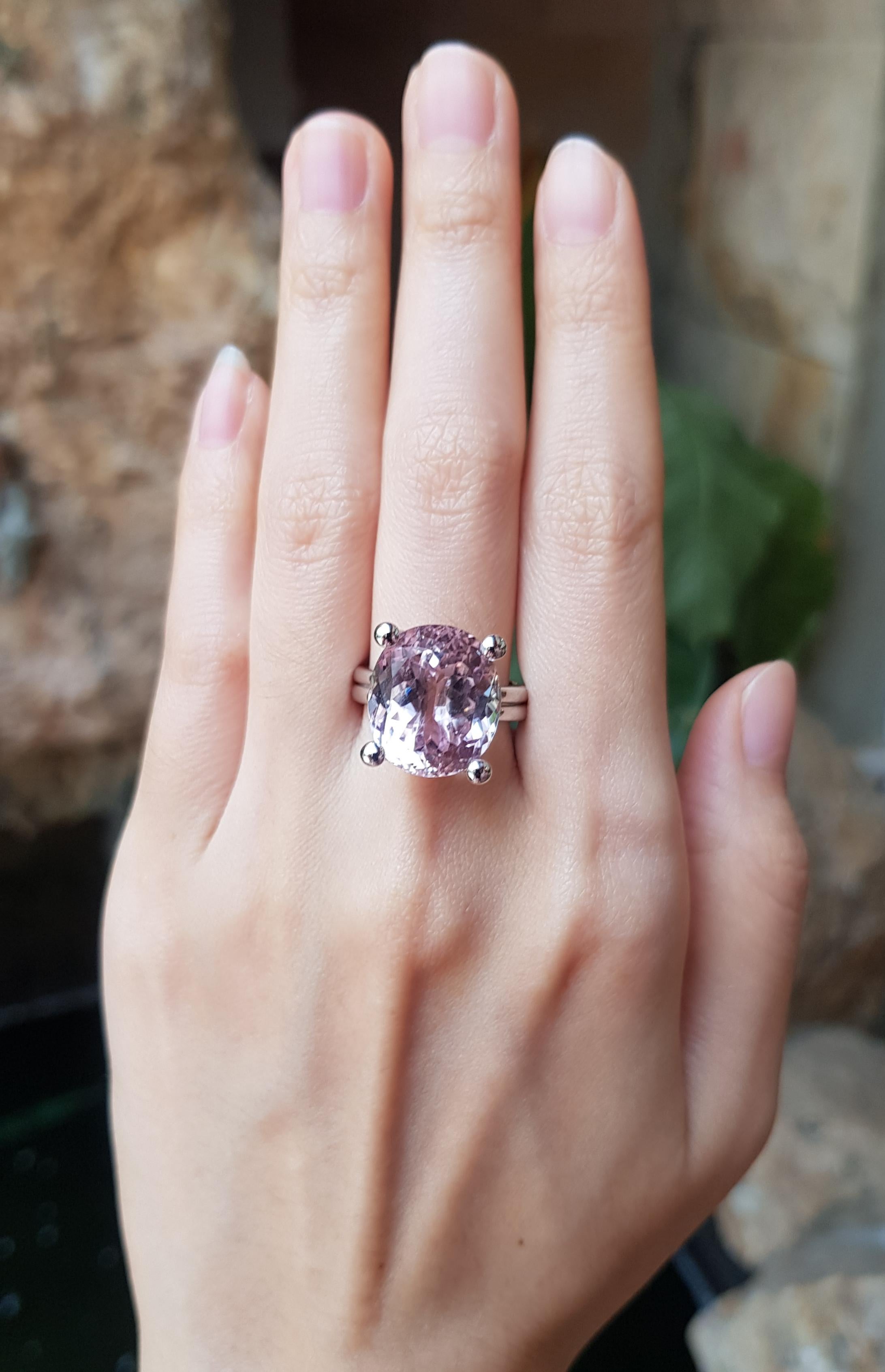 Bague en Kunzite 15,73 carats sertie d'or blanc 18 carats

Largeur :  1.4 cm 
Longueur : 1,6  cm
Taille de l'anneau : 54
Poids total : 11,86 grammes



