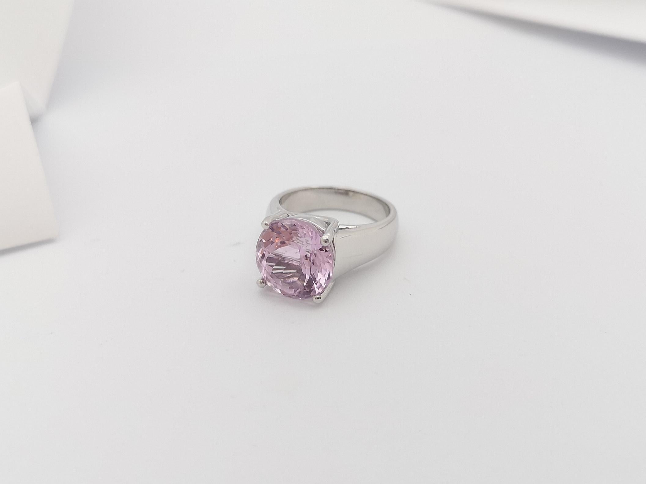 Bague en kunzite sertie dans des réglages en platine 900 en vente 4