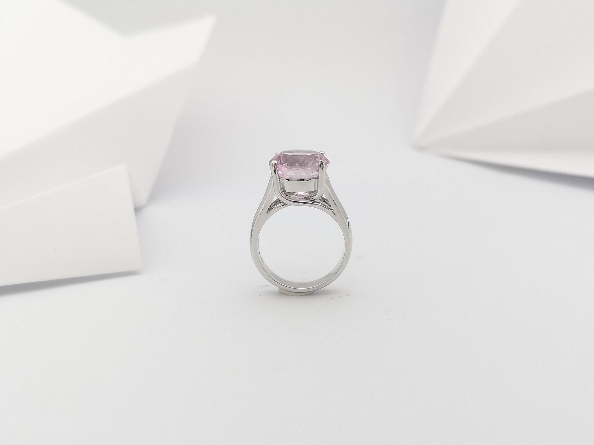 Bague en kunzite sertie dans des réglages en platine 900 en vente 6